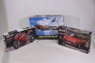 Tamiya - Revell - A lot of three plastic kits.