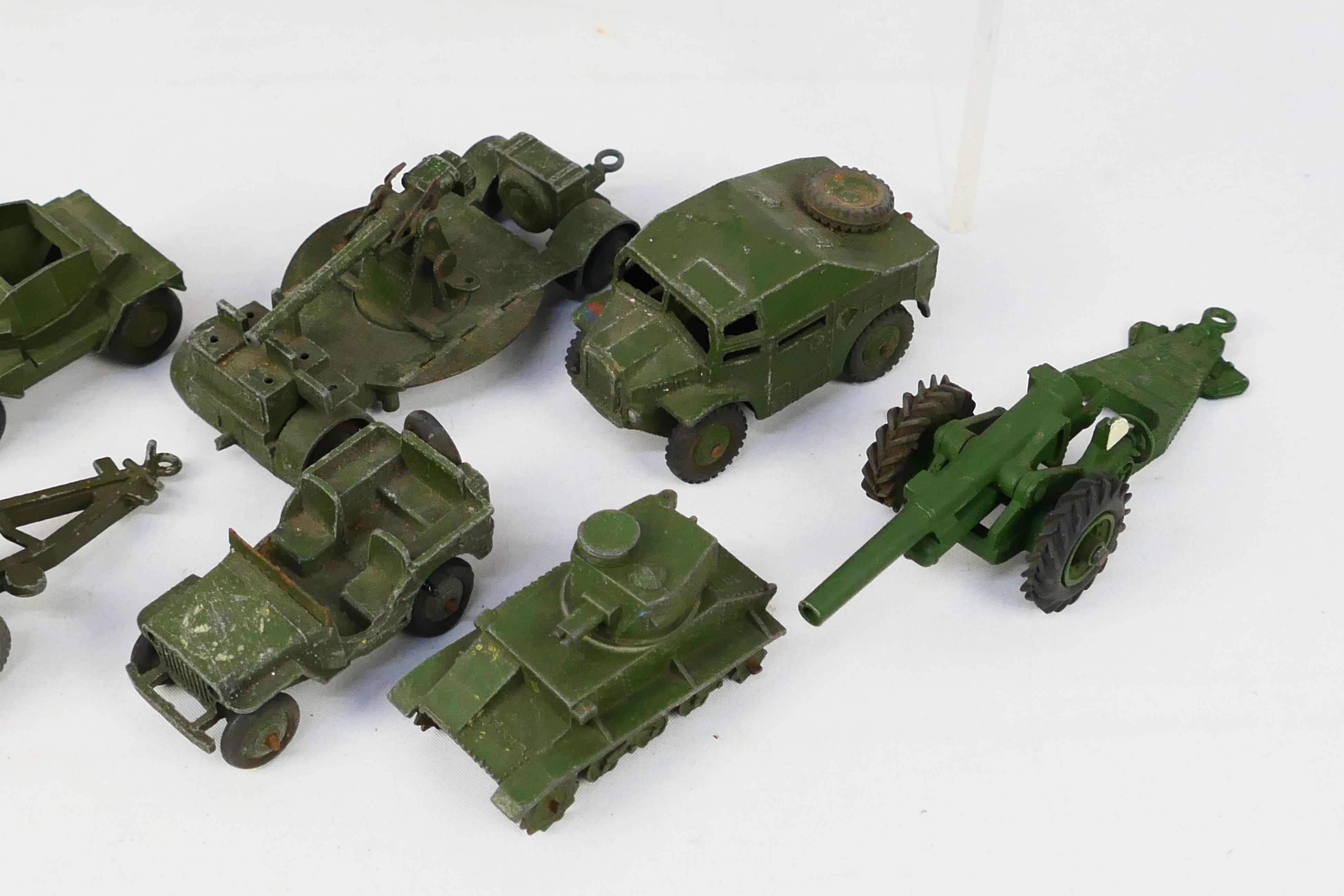 Dinky - A group of unboxed military vehicles including medium artillery tractor # 689, - Image 3 of 4