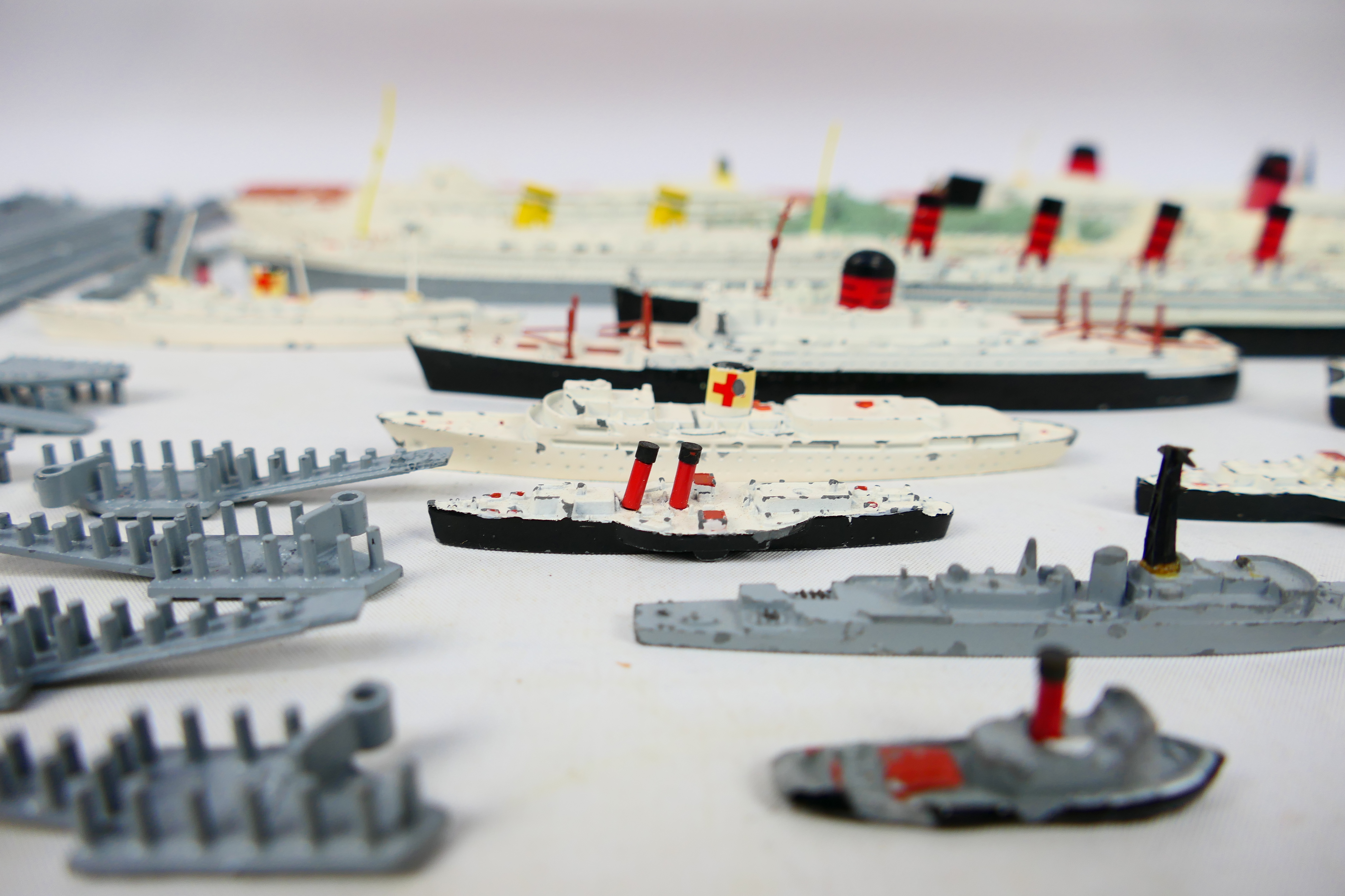 Tri-ang - Minic - Ships - A collection of vessels and dockside accessories for the Tri-ang Minic - Image 18 of 21