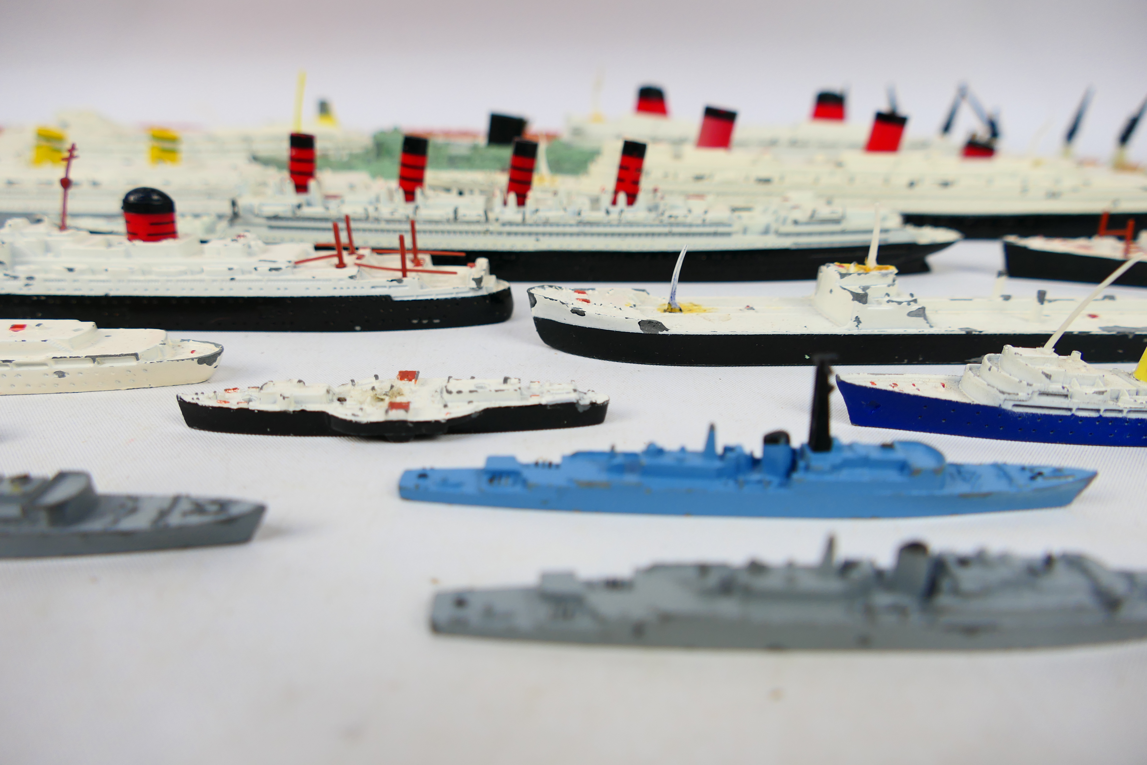 Tri-ang - Minic - Ships - A collection of vessels and dockside accessories for the Tri-ang Minic - Image 4 of 21