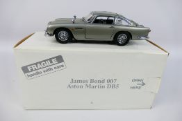 Danbury Mint - A boxed 1:24 scale James Bond 007 Aston Martin DB5 by Danbury Mint.