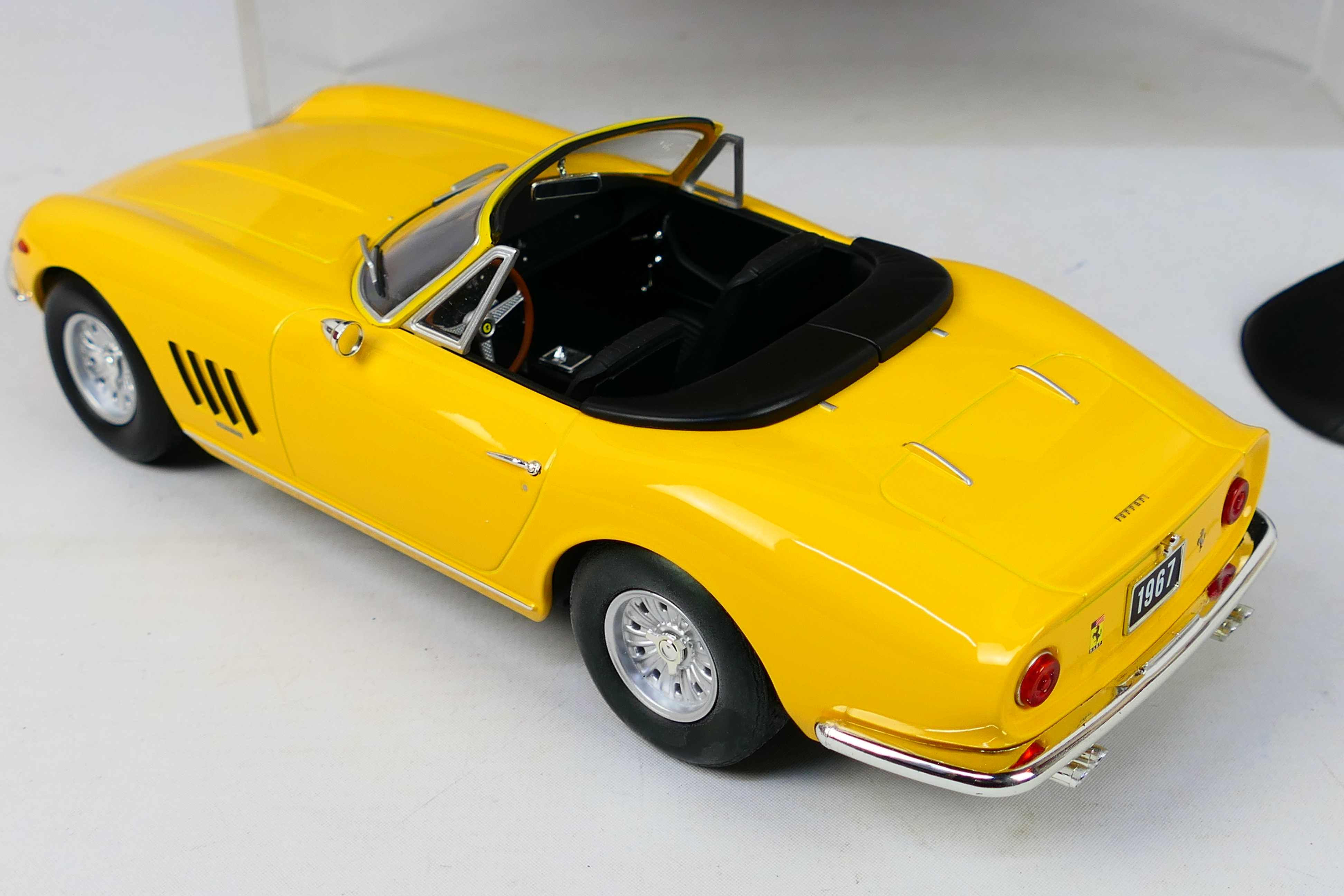KK Scale - A boxed KK Scale Limited Edition #KKDC180232 1:18 scale Ferrari 275 /4 NART Spyder 1967. - Image 4 of 8