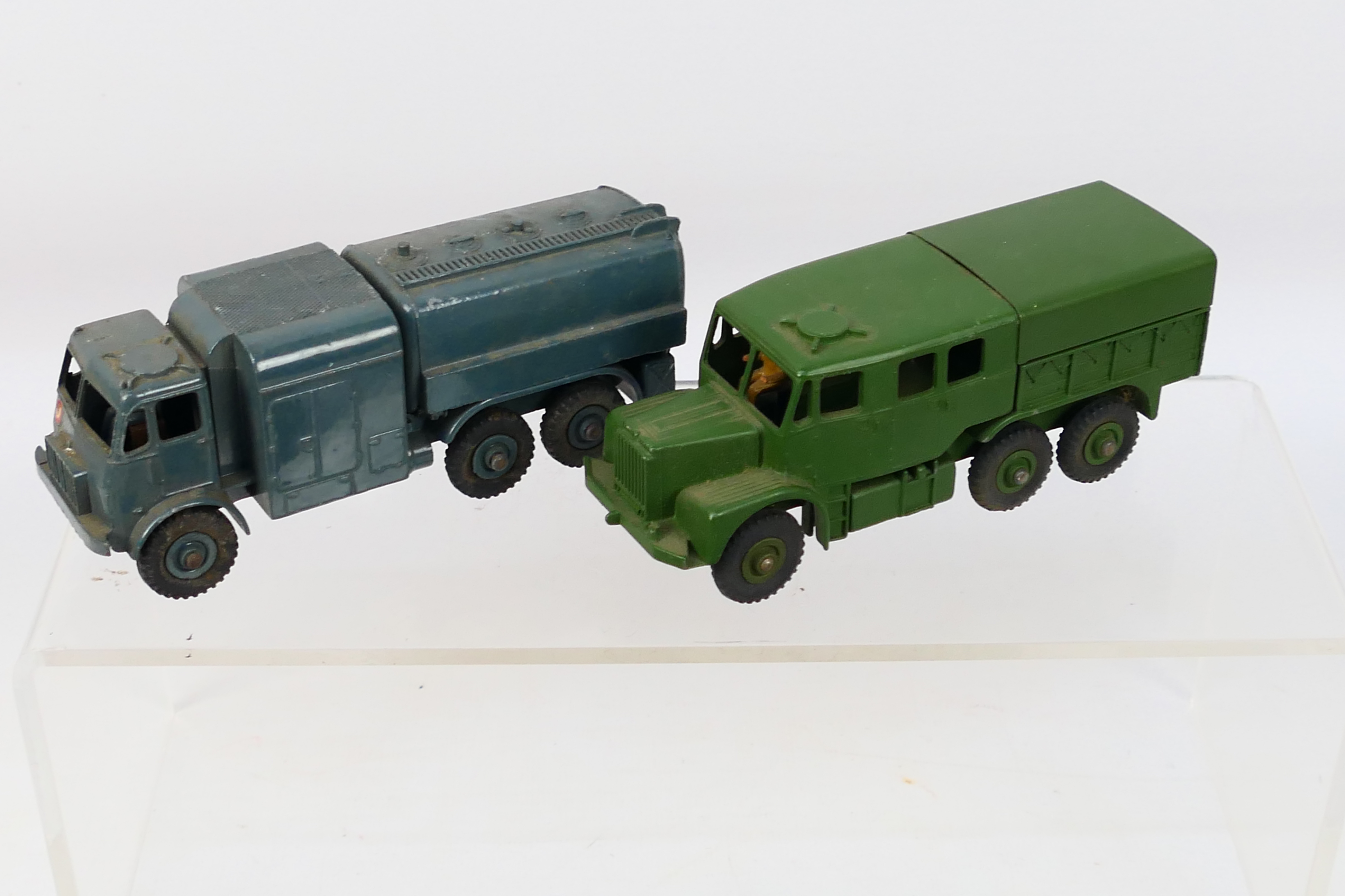 Dinky - A group of unboxed military vehicles including medium artillery tractor # 689, - Image 4 of 4