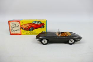 Corgi Toys - A boxed Corgi Toys #307 E-Typoe Jaguar.