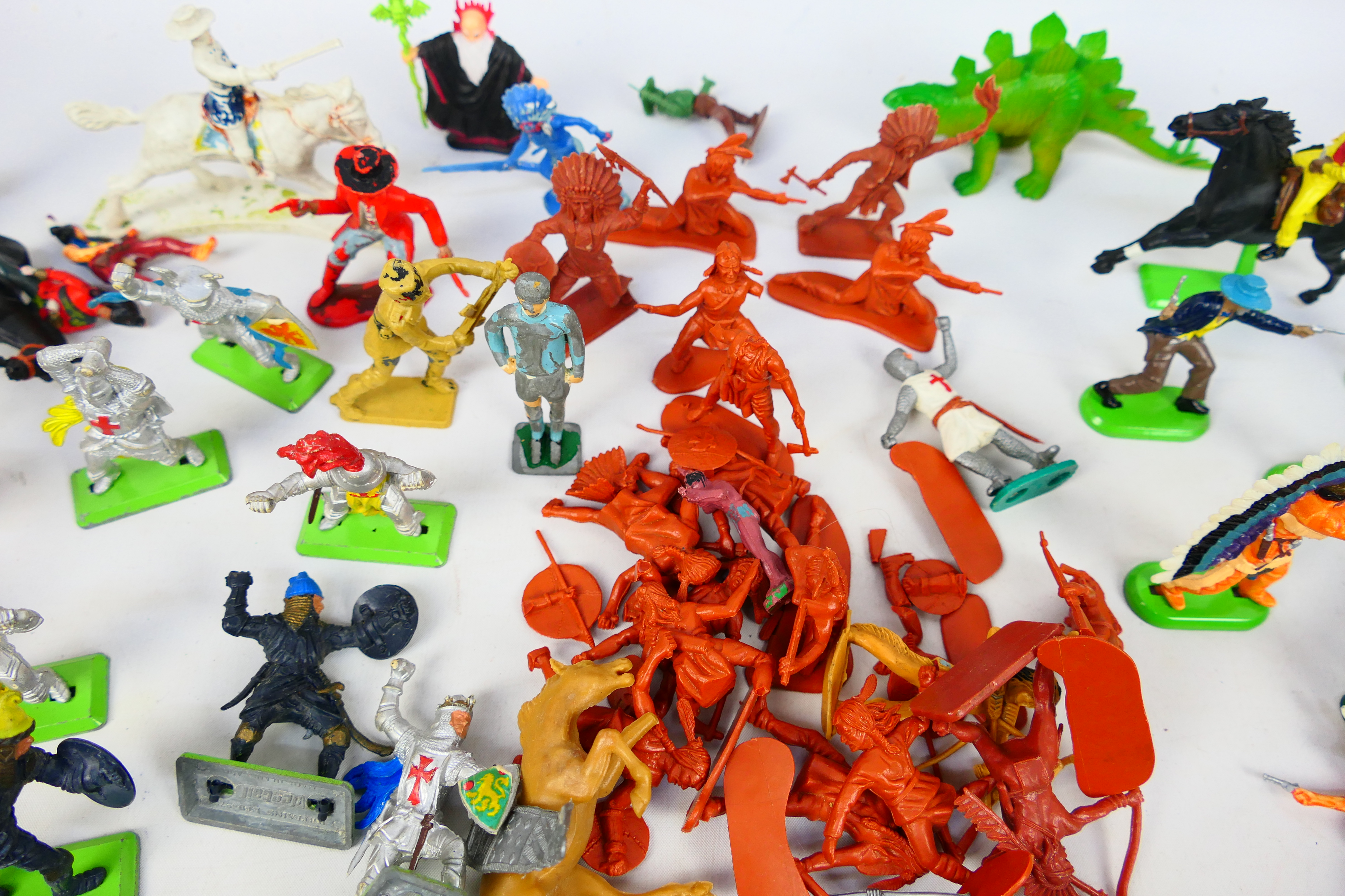 Britains - Airfix - Timpo - Others - An assortment of loose mainly plastic figures covering various - Image 9 of 16