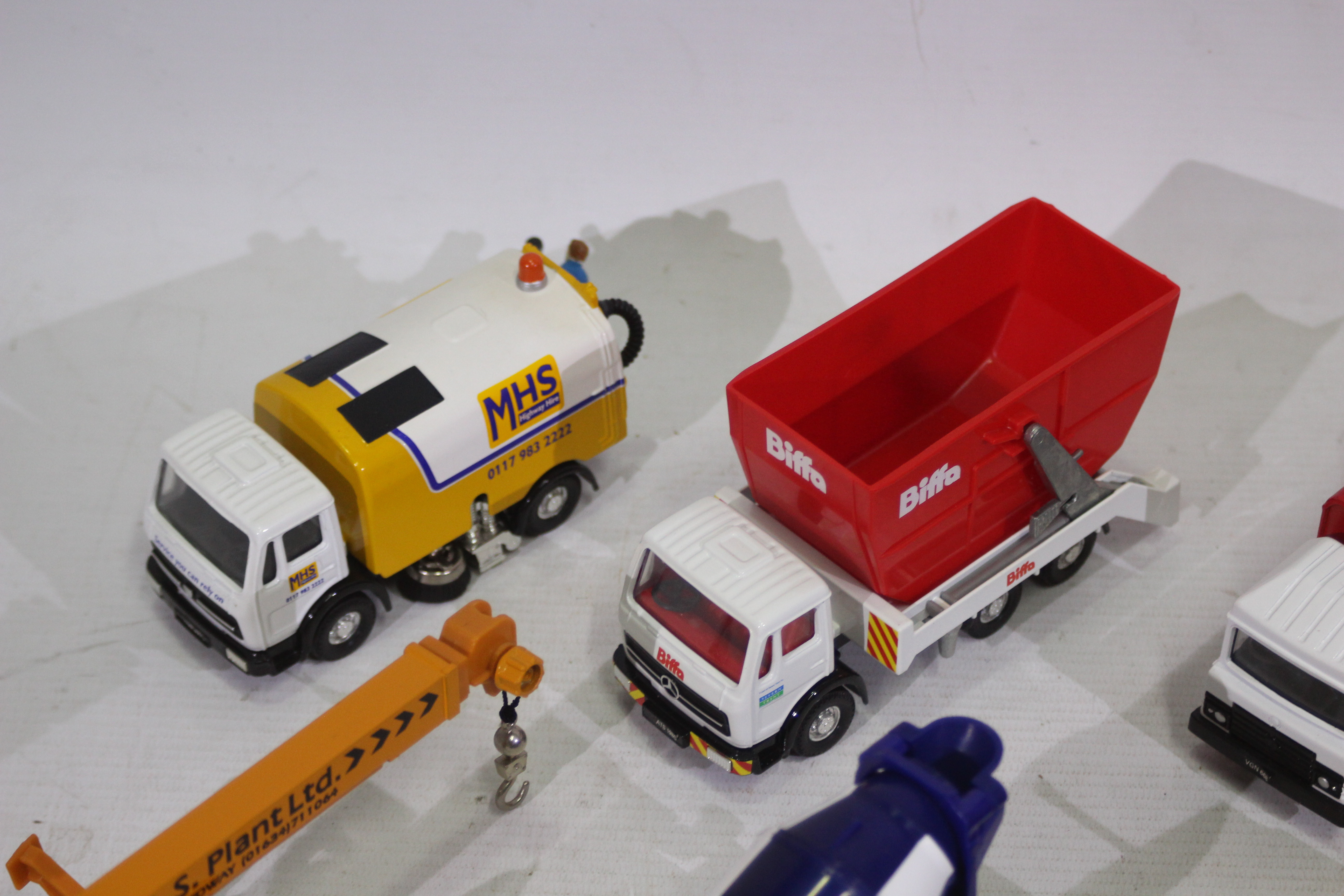 Corgi - A collection of 10 Corgi vehicles including Cement Mixers, Diggers, - Image 3 of 8