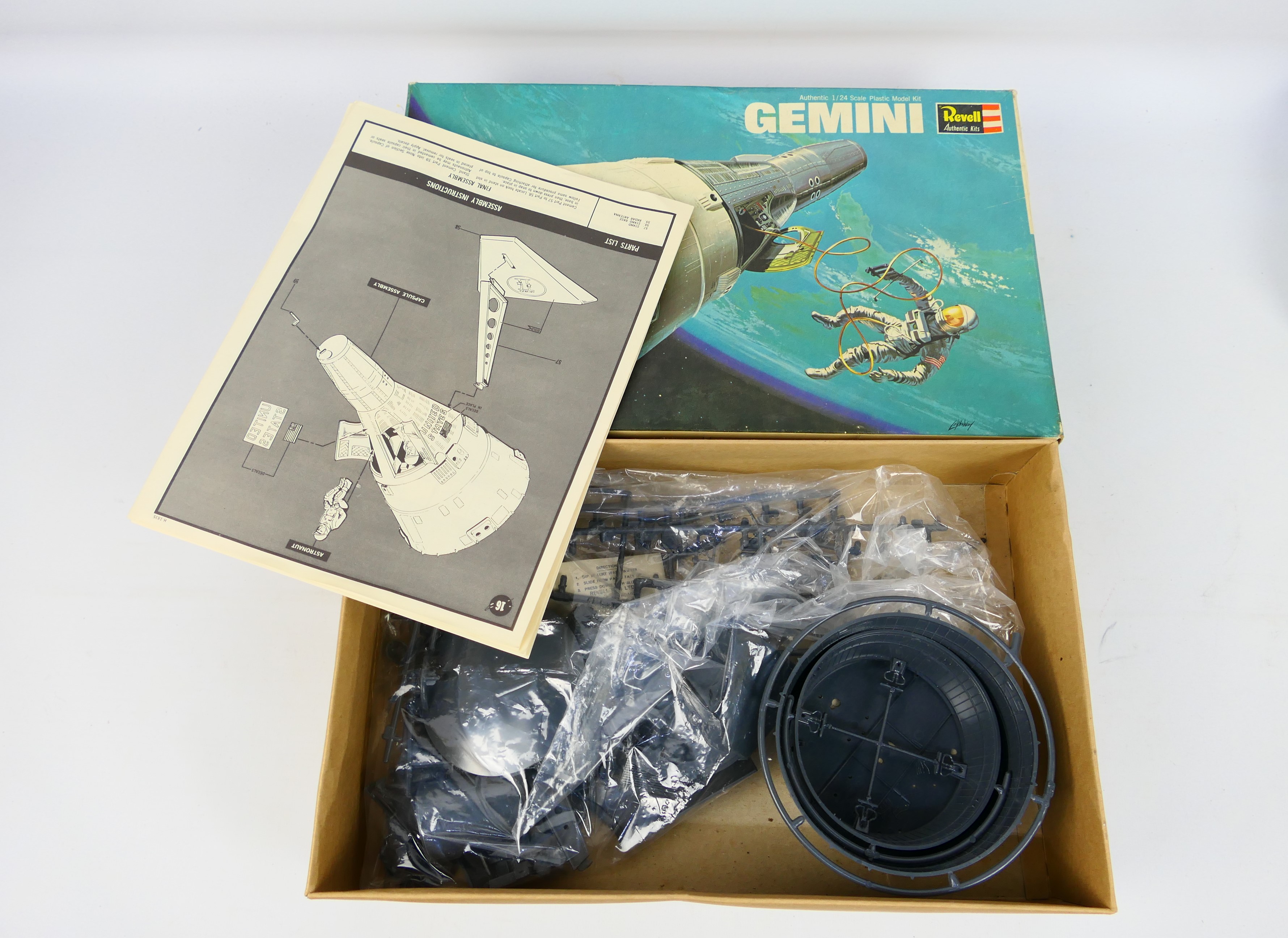 Airfix - Revell - Matchbox - 4 x vintage model kits including Gemini space capsule in 1:24 scale # - Image 8 of 12