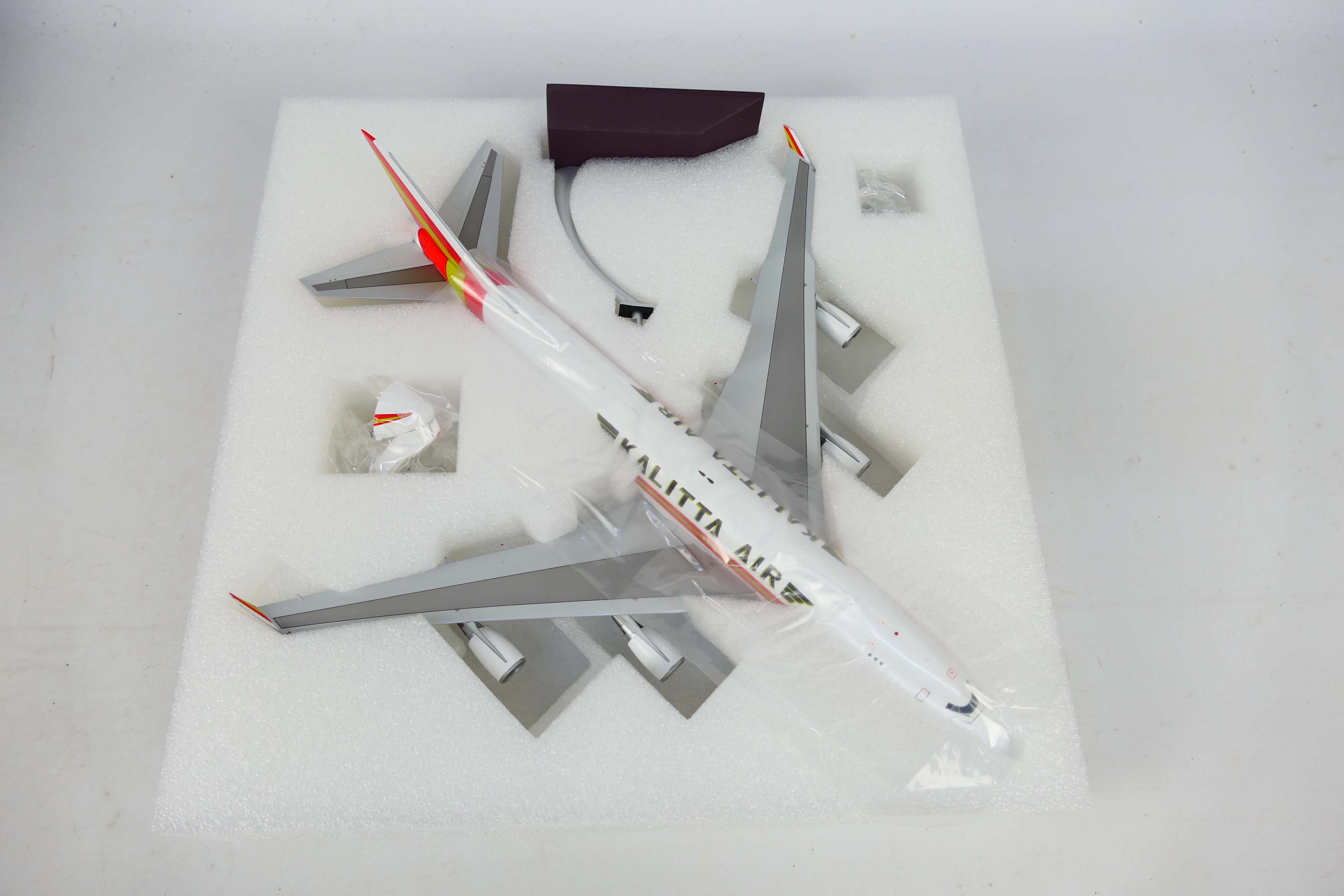Gemini 200 - A boxed 1:200 scale Boeing 747-400F Cargo model in Kalitta Air livery # G2CKS928. - Image 3 of 4
