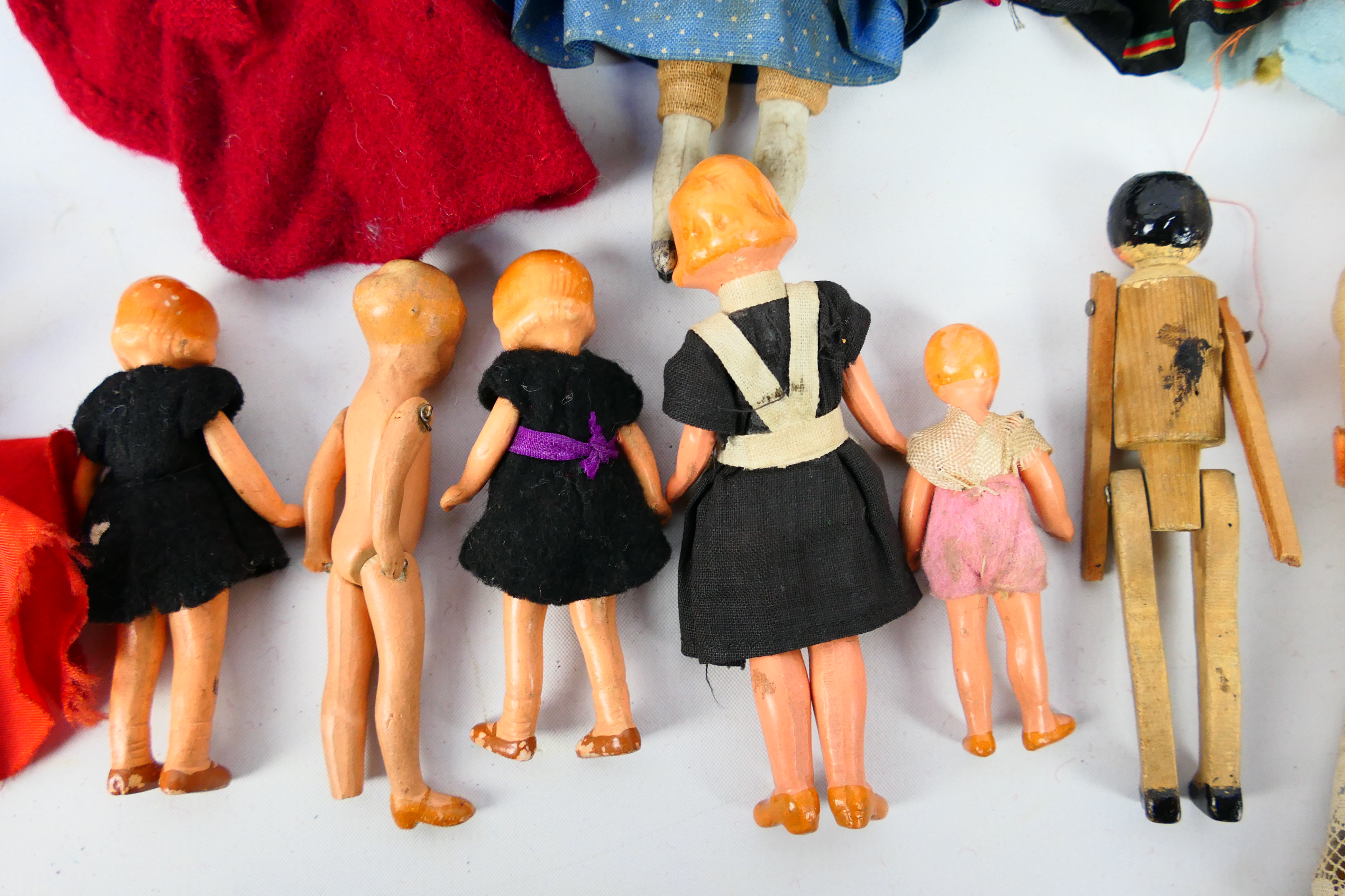 Doll House Dolls - A group of 16 x dolls including 7 x which are all bisque pin jointed dolls, - Image 6 of 10