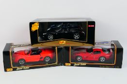 Maisto - Three boxed diecast 1:18 scale model cars from Maisto.