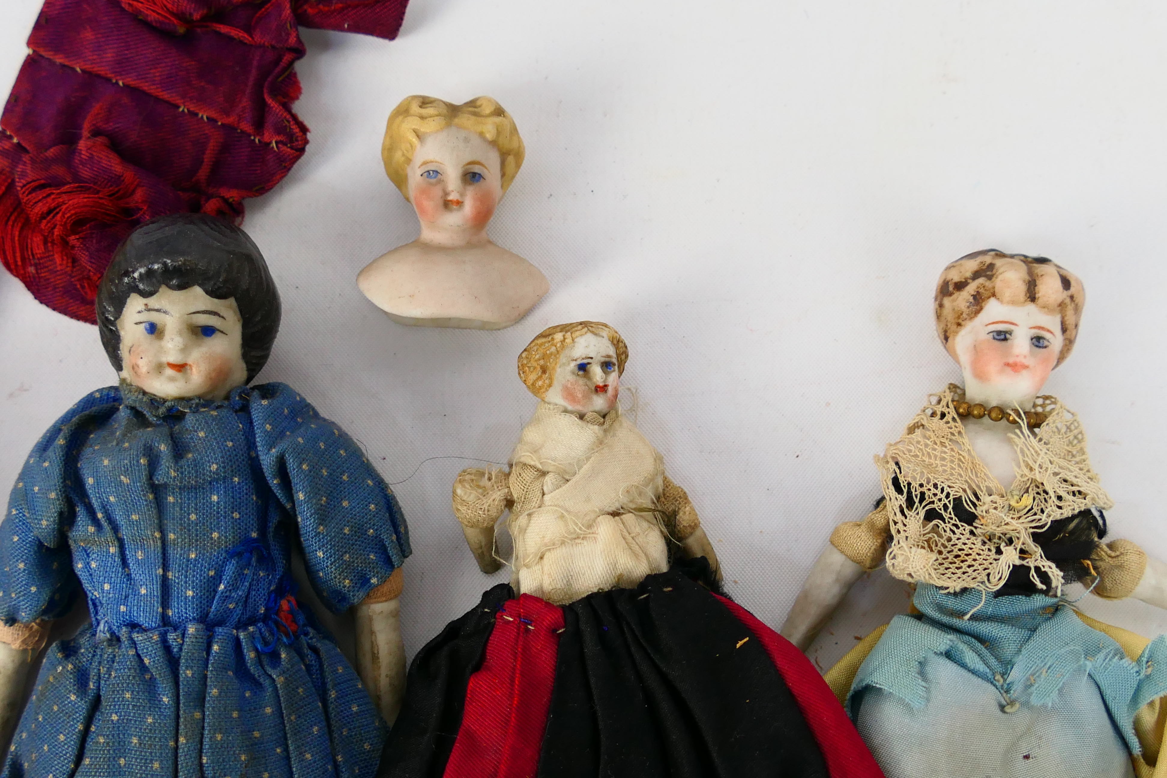 Doll House Dolls - A group of 16 x dolls including 7 x which are all bisque pin jointed dolls, - Image 9 of 10