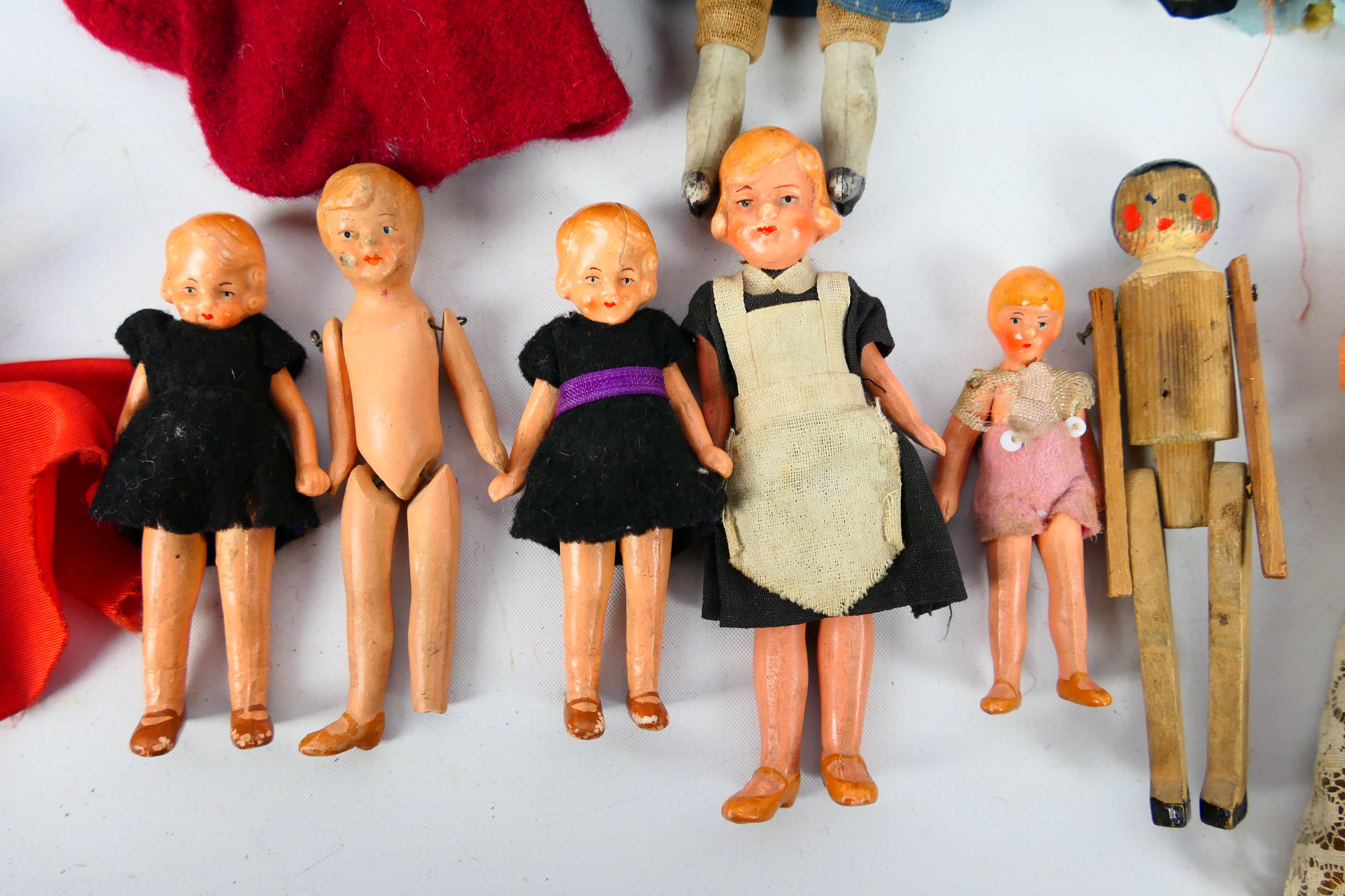 Doll House Dolls - A group of 16 x dolls including 7 x which are all bisque pin jointed dolls, - Image 3 of 10