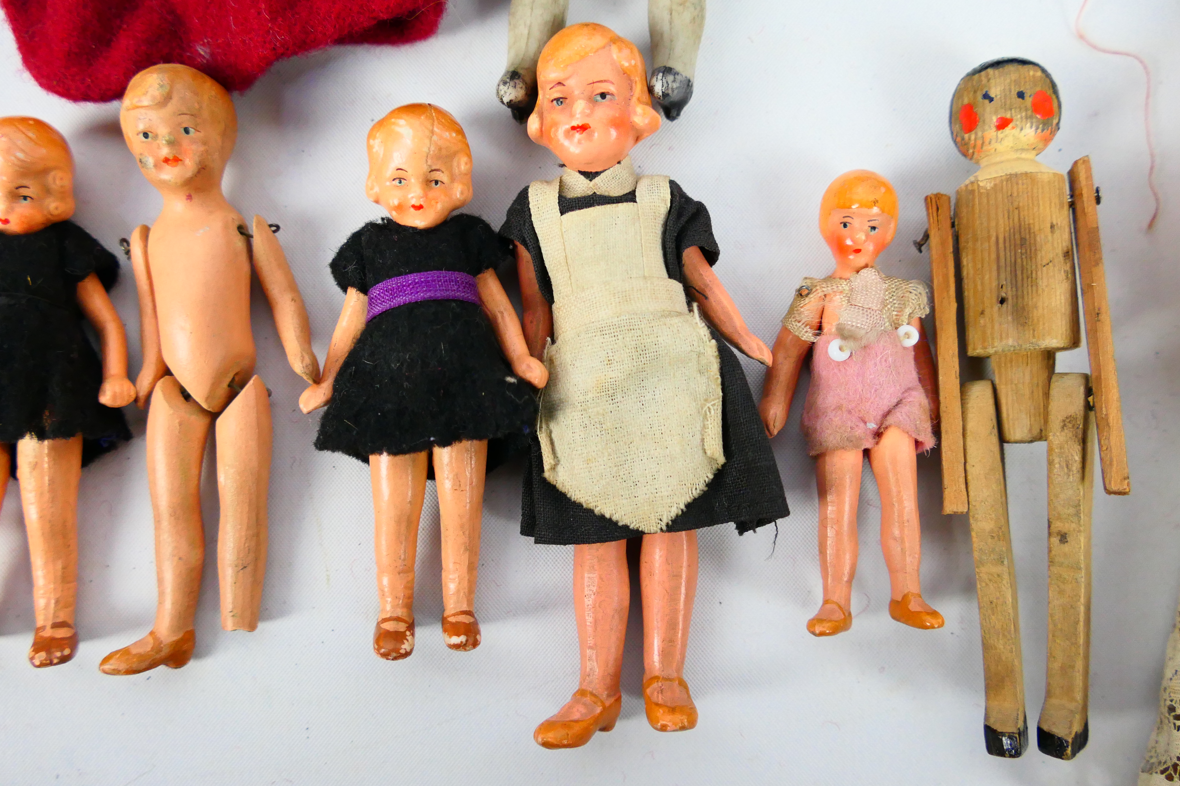 Doll House Dolls - A group of 16 x dolls including 7 x which are all bisque pin jointed dolls, - Image 5 of 10