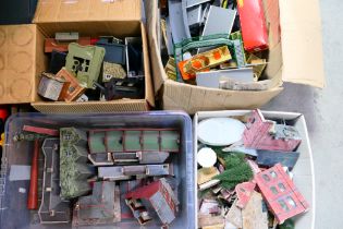 Hornby - Triang - Others - An unboxed miscellany of mainly OO gauge scenic accessories in a range