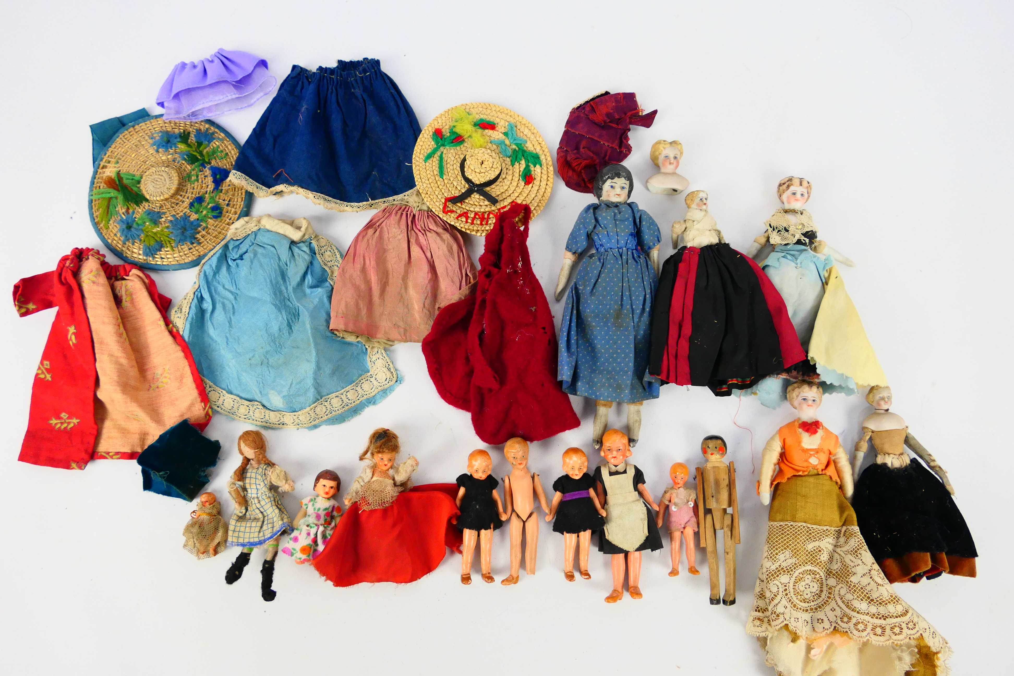Doll House Dolls - A group of 16 x dolls including 7 x which are all bisque pin jointed dolls,