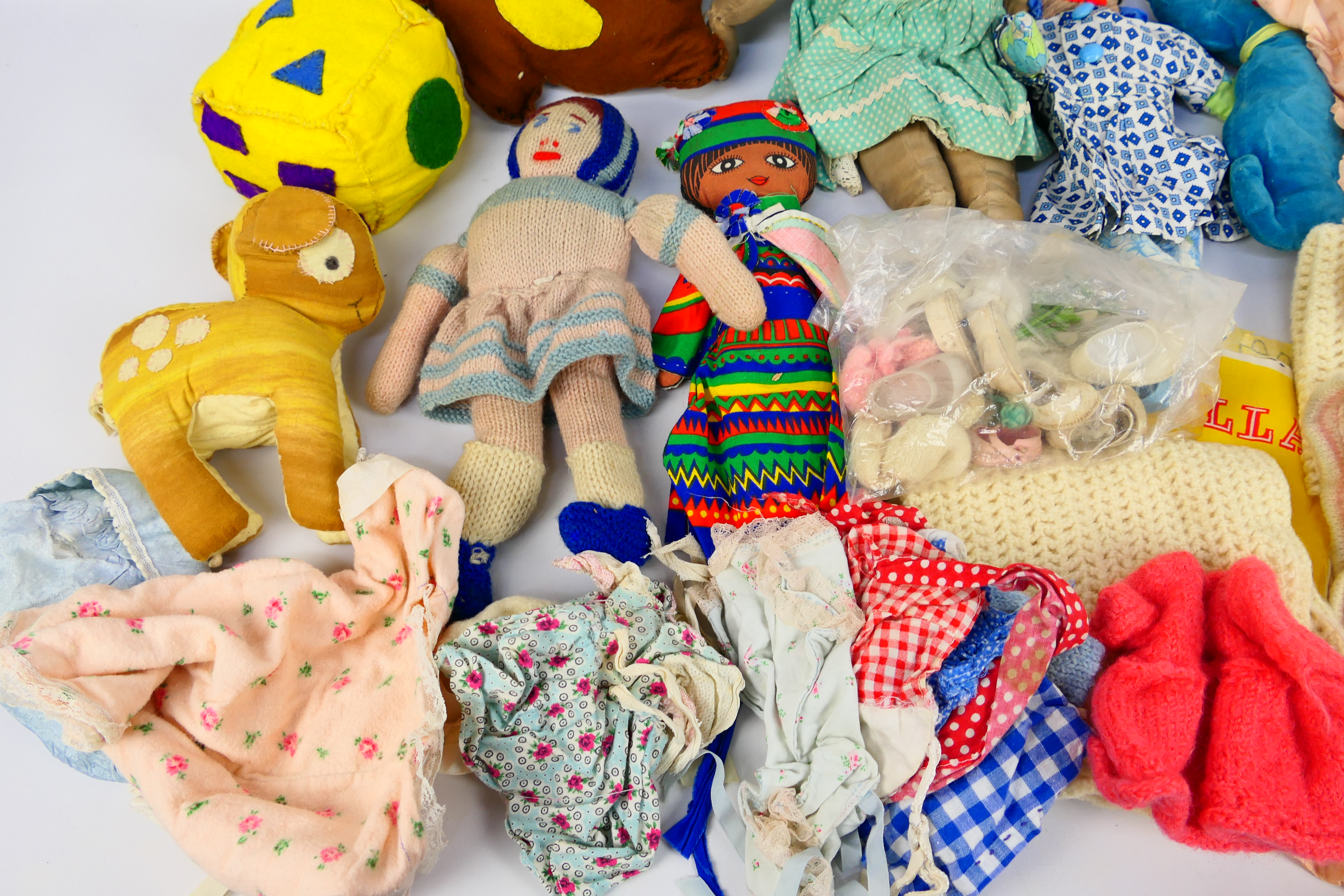 Plush- Rag Dolls - Handmade - A Collection of Unnamed and unbranded miscellaneous plush toys - Image 3 of 5