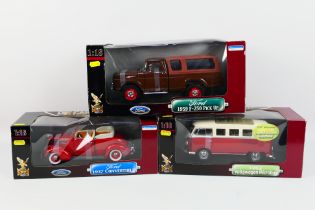 Road Signature - Three boxed diecast 1:18 scale model cars from Road Signature.