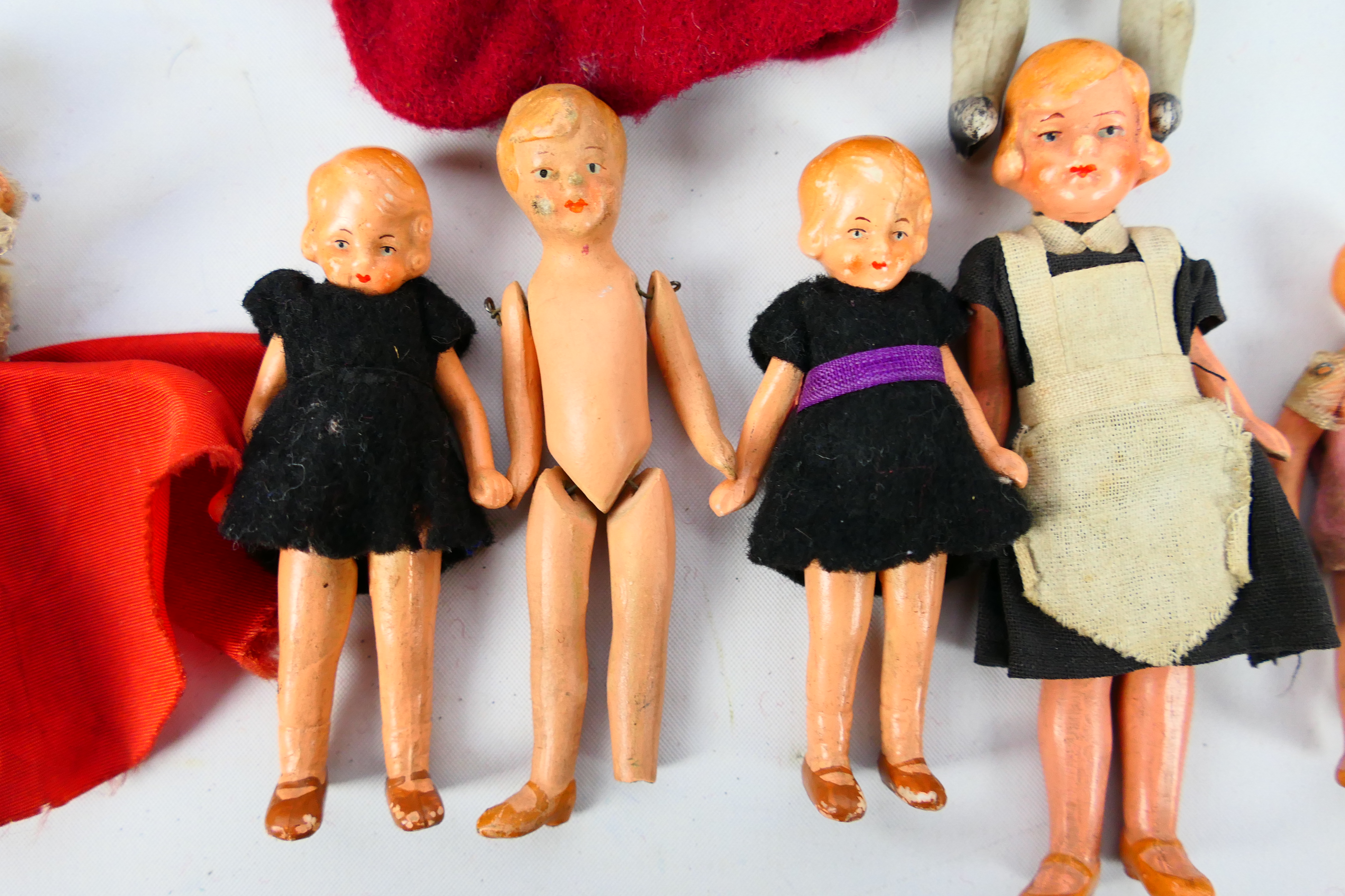 Doll House Dolls - A group of 16 x dolls including 7 x which are all bisque pin jointed dolls, - Image 4 of 10
