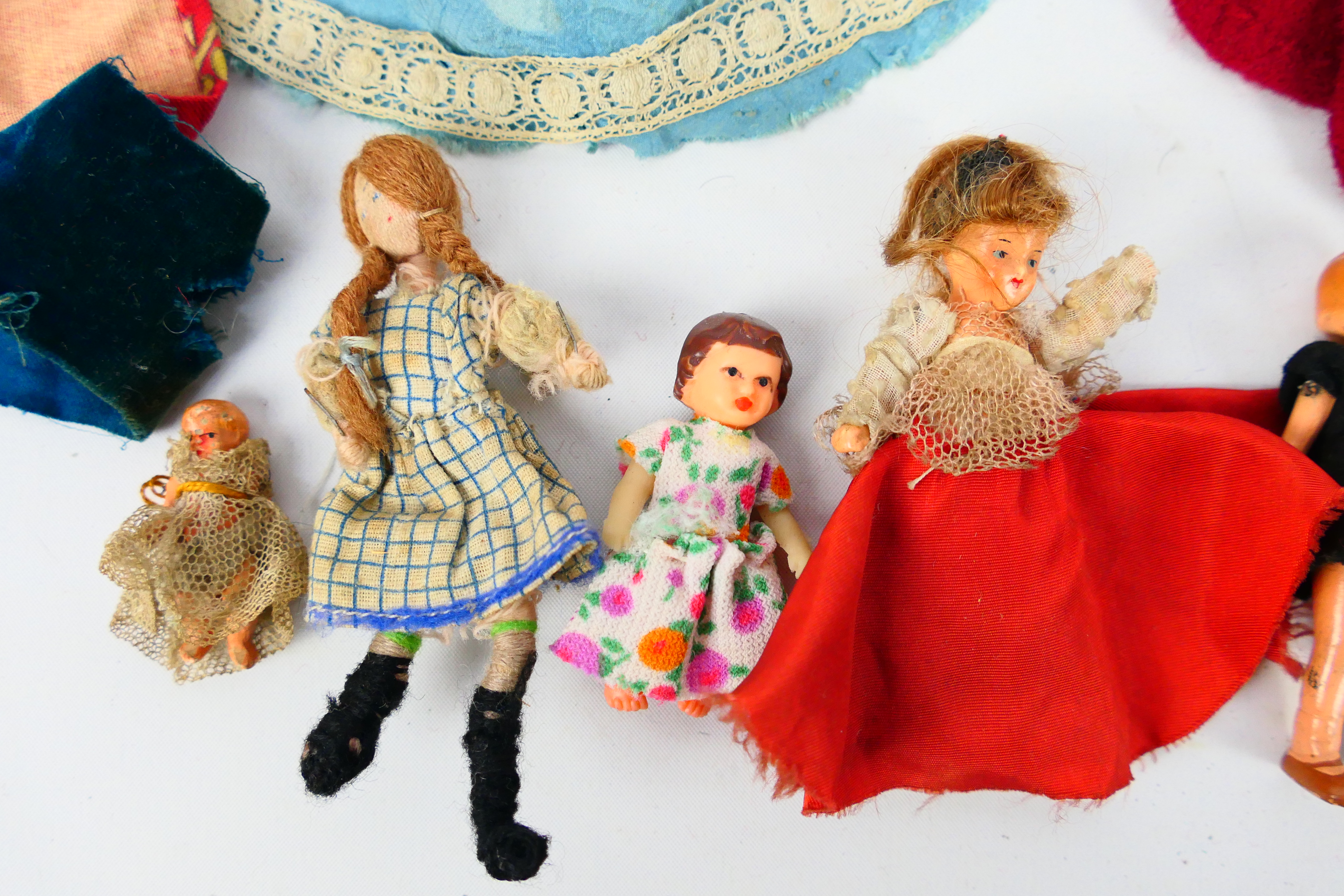 Doll House Dolls - A group of 16 x dolls including 7 x which are all bisque pin jointed dolls, - Image 2 of 10