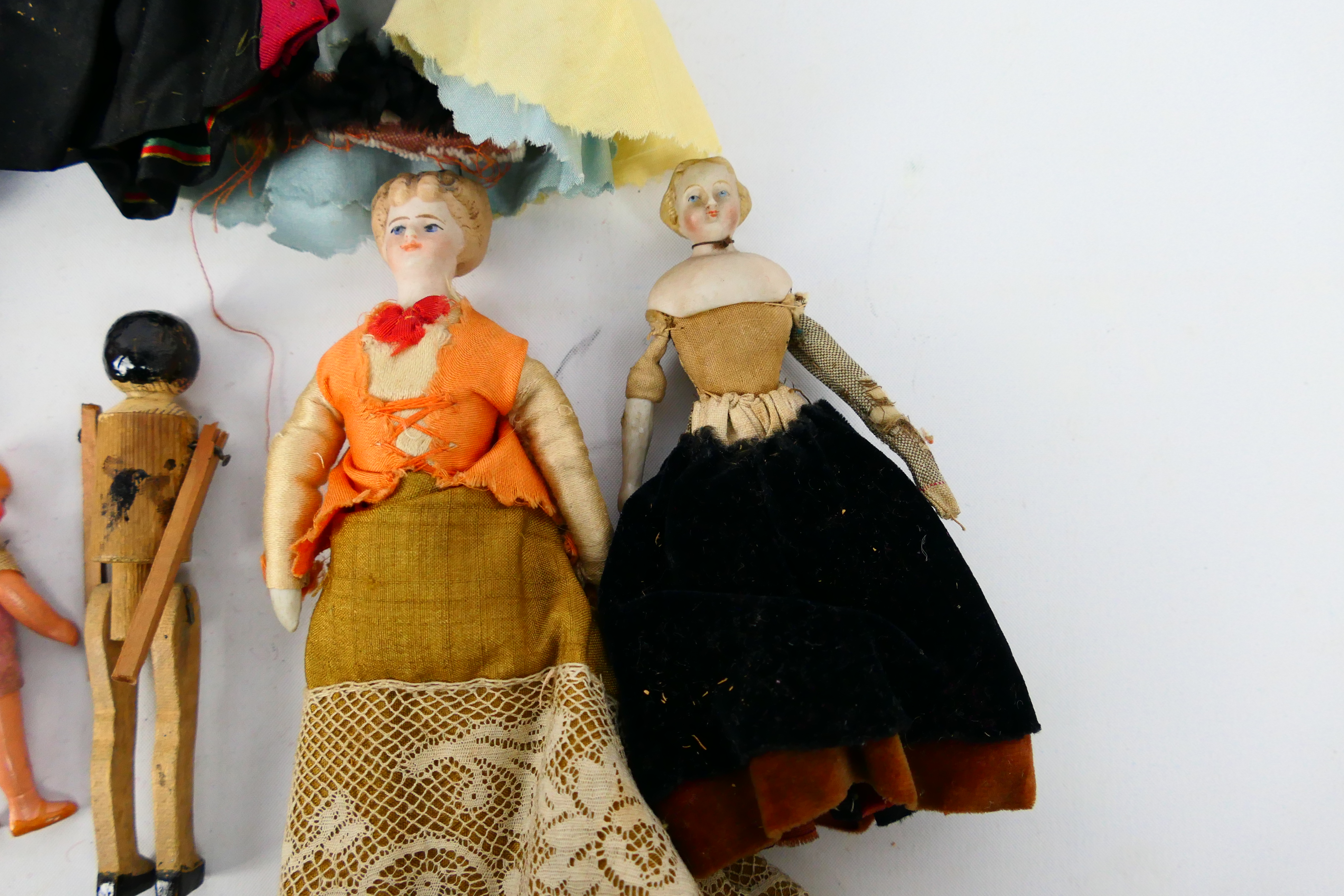 Doll House Dolls - A group of 16 x dolls including 7 x which are all bisque pin jointed dolls, - Image 7 of 10