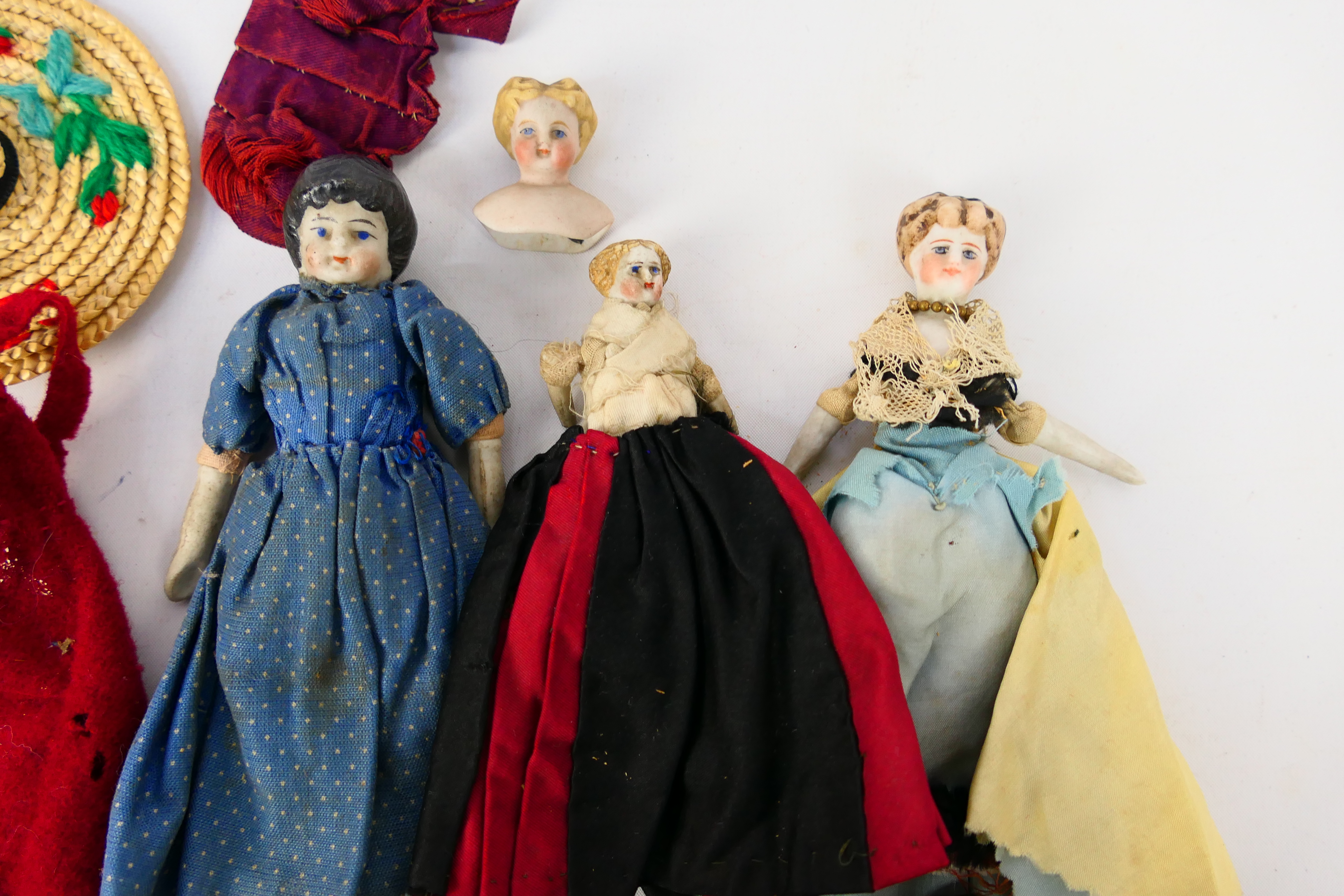 Doll House Dolls - A group of 16 x dolls including 7 x which are all bisque pin jointed dolls, - Image 8 of 10