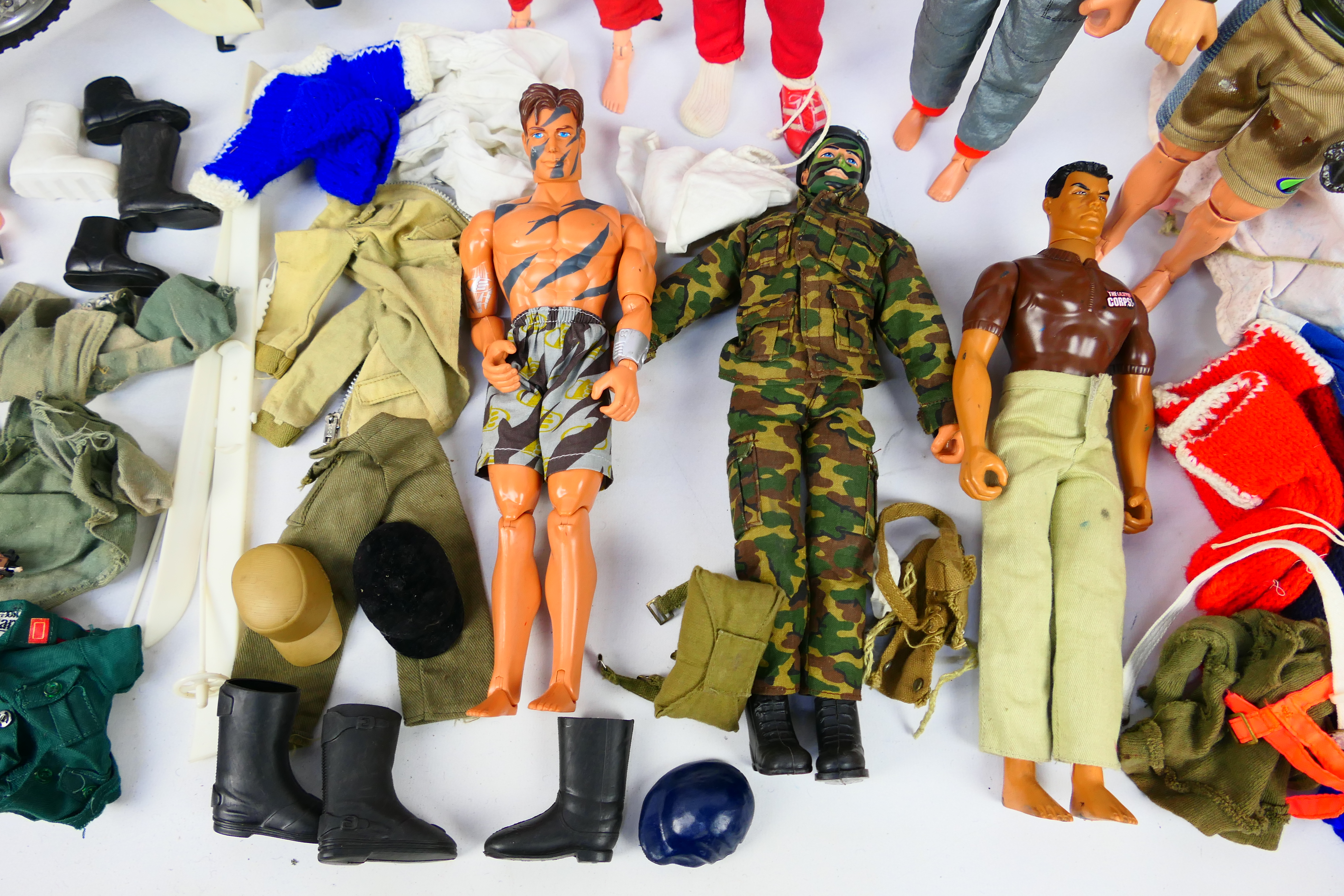 Palitoy - Hasbro - Action Man - A selection of of predominantly 90s Action men in very good - Image 5 of 7