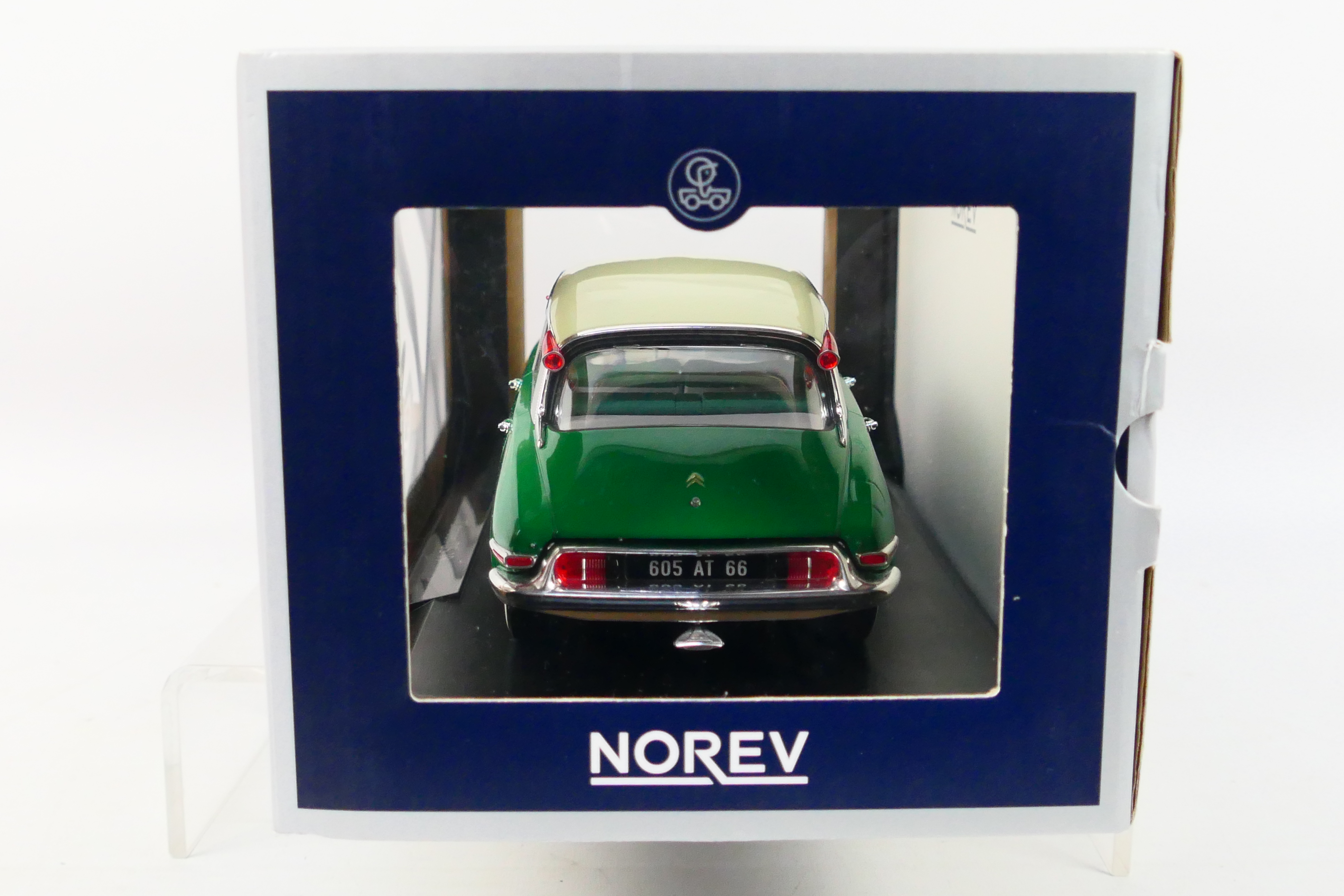 Norev - A boxed 1:18 scale Norev #181480 Citroen DS19. - Image 5 of 5