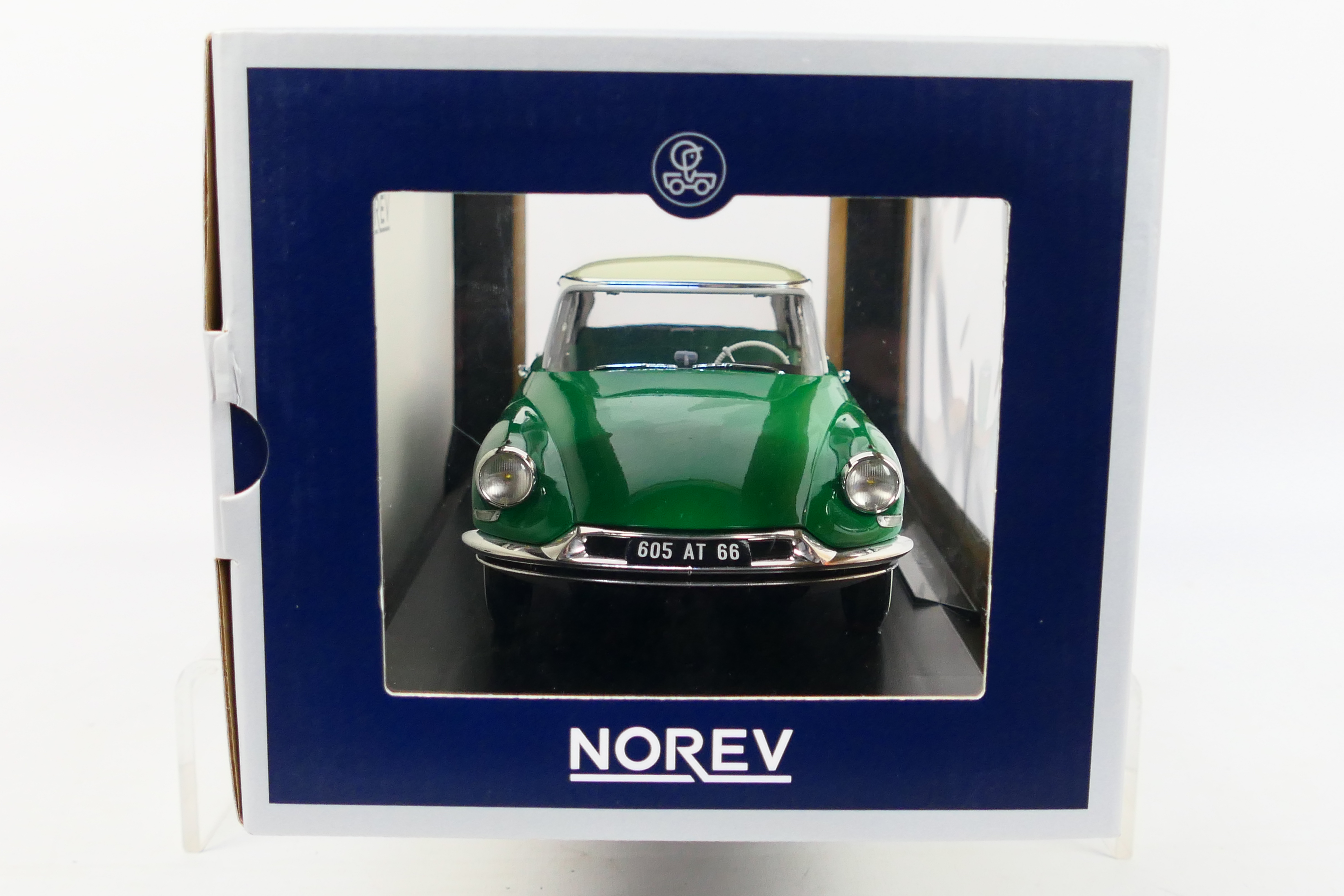 Norev - A boxed 1:18 scale Norev #181480 Citroen DS19. - Image 4 of 5