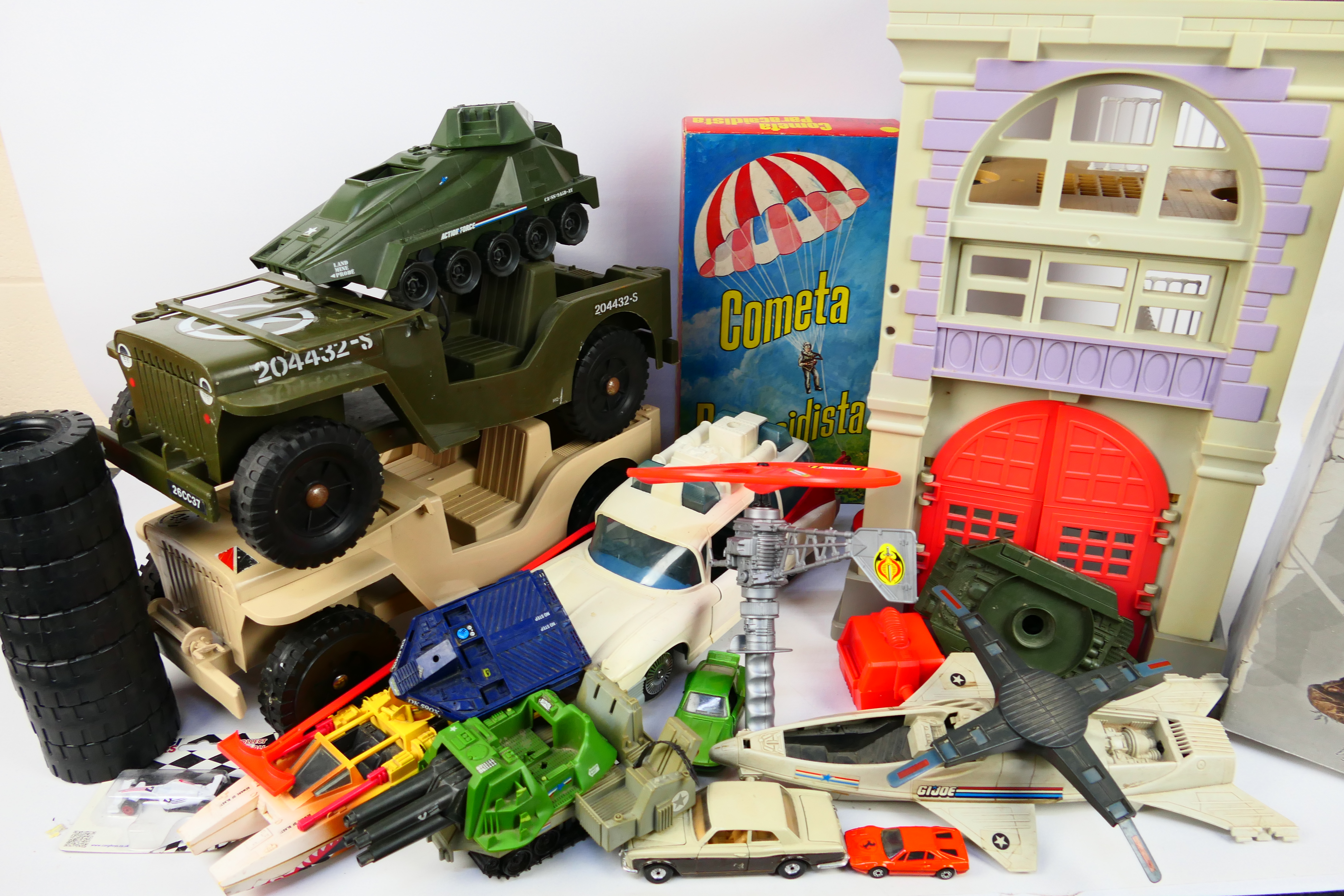 Kenner - Hasbro - Others - An unboxed miscellany of action figure accessories, vintage toys, - Image 2 of 5