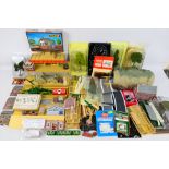 Hornby - Triang - Hornby Dublo - Others - A large quantity of scenic accessories and layout parts