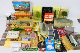 Hornby - Triang - Hornby Dublo - Others - A large quantity of scenic accessories and layout parts