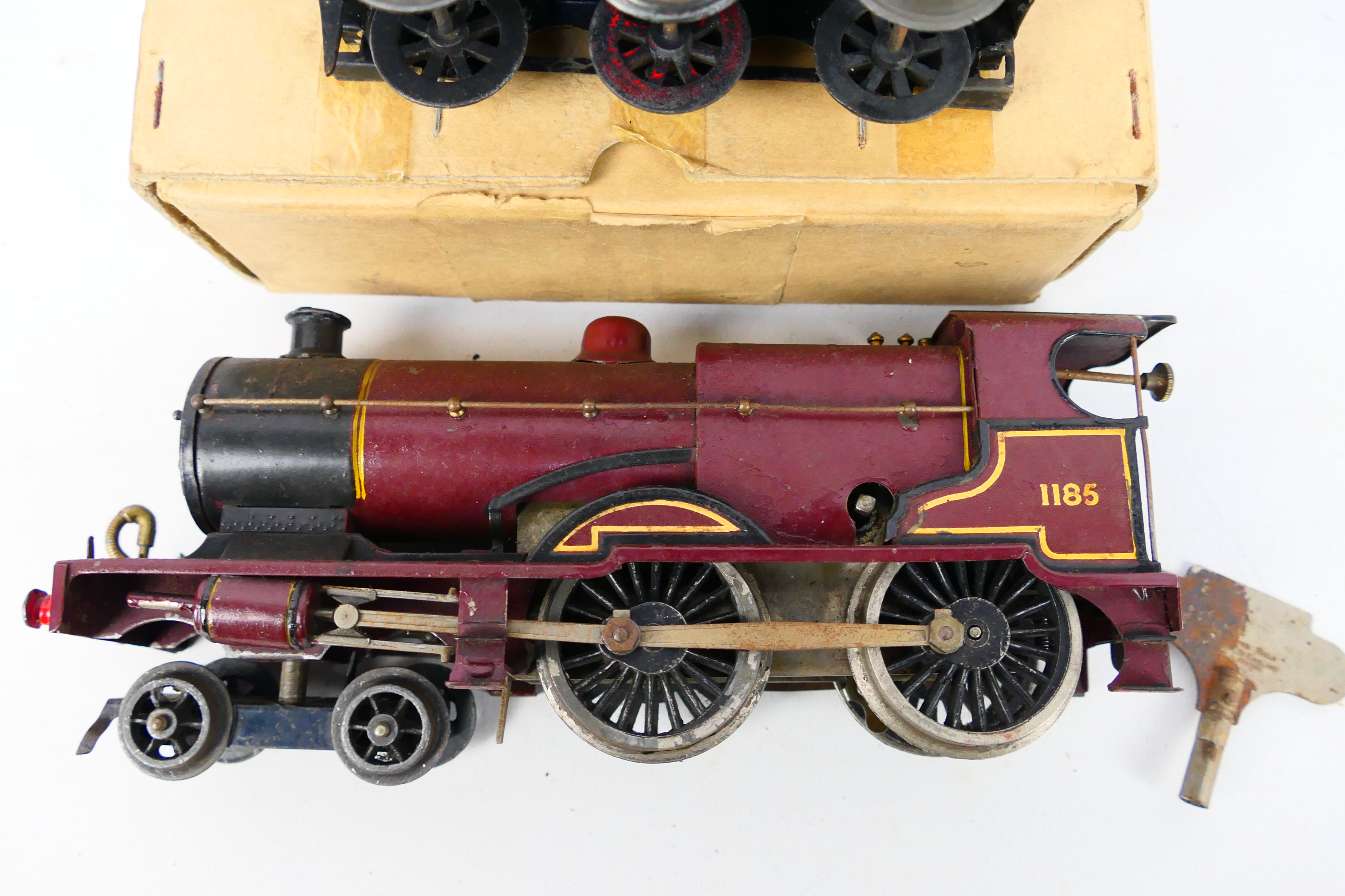 Hornby - A clockwork O gauge 4-4-0 LMS Compound locomotive and tender number 1185 # E220. - Image 2 of 8