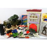 Kenner - Hasbro - Others - An unboxed miscellany of action figure accessories, vintage toys,
