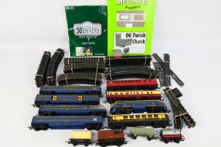 Tri-ang - Lima - A collection of OO gauge items including Tri-ang Trans Continental locomotive and