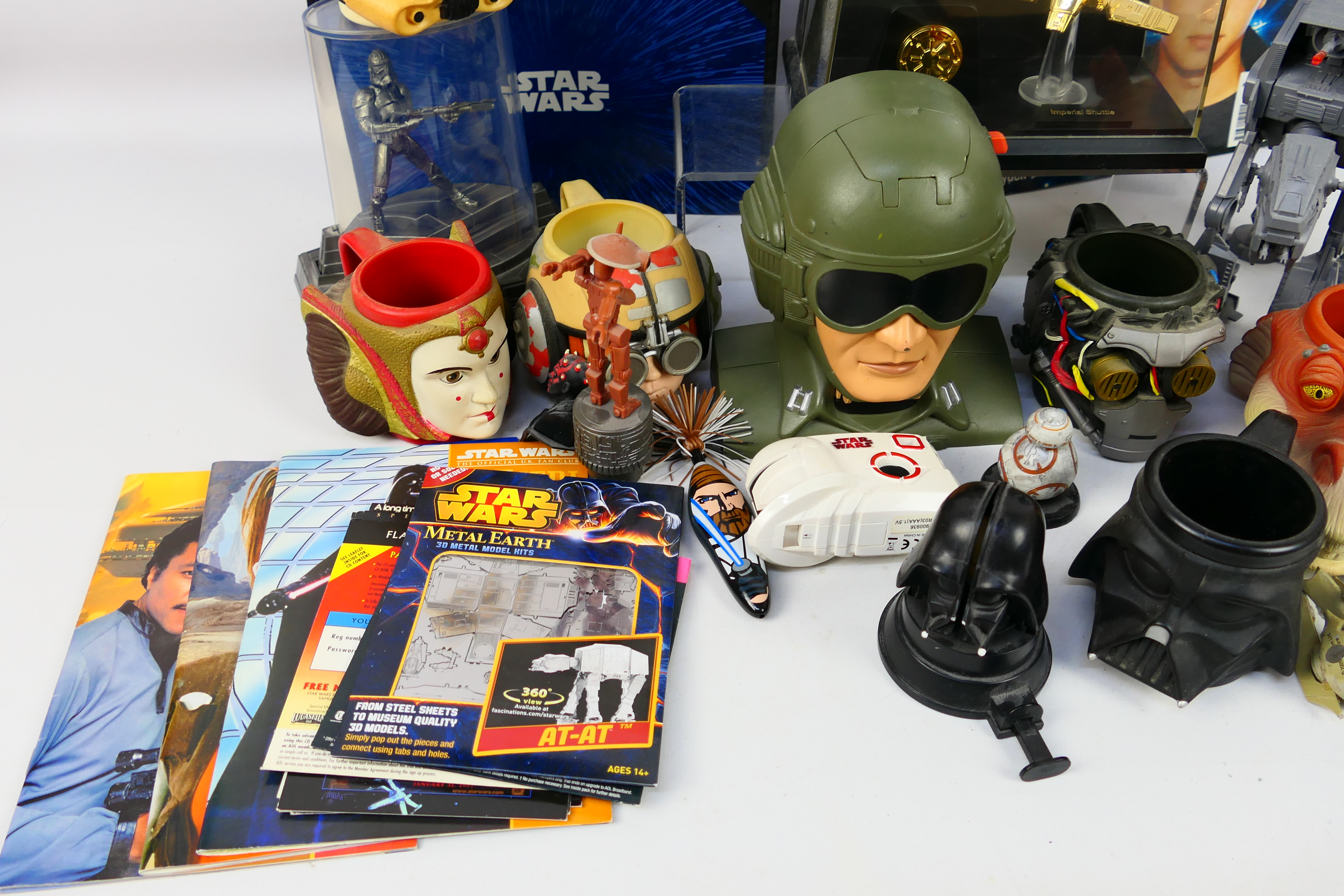 Hasbro - Star Wars - A collection of Star Wars items including 3 x Official Fan Club Journal issues, - Image 3 of 5
