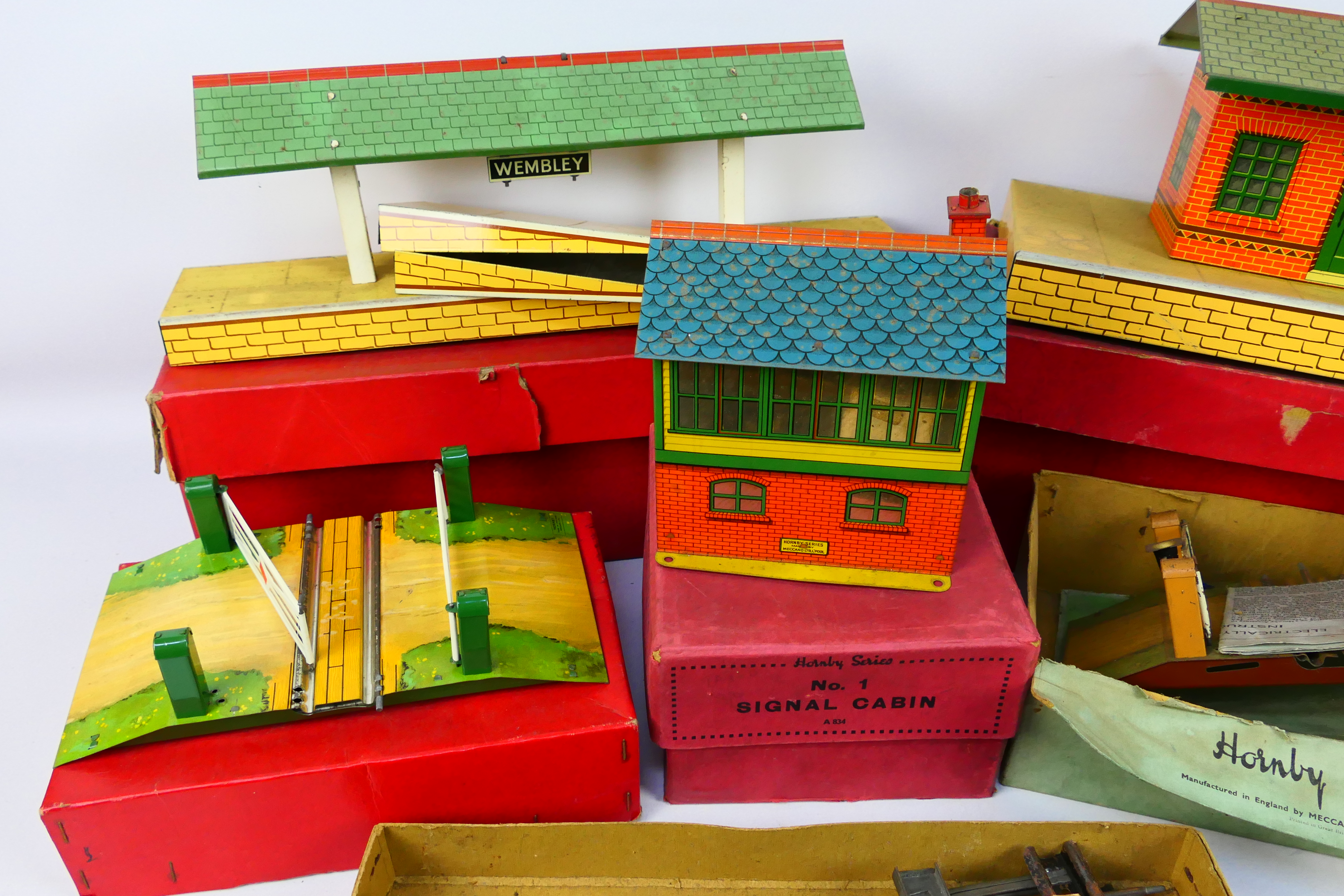 Hornby Trains - Model Railways - A collection of O gauge tinplate buildings including a platform - Image 2 of 4