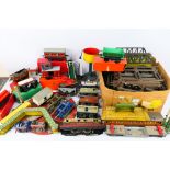 Hornby Trains - Model Railways - A collection of O gauge tinplate items including a unboxed