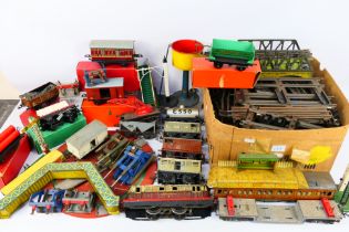 Hornby Trains - Model Railways - A collection of O gauge tinplate items including a unboxed