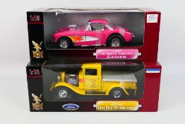 Road Signature - Two boxed diecast 1:18 scale model cars from Road Signature 'Deluxe Edition' range.