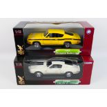 Road Signature - Two boxed diecast 1:18 scale model cars from Road Signature 'Deluxe Edition' range.