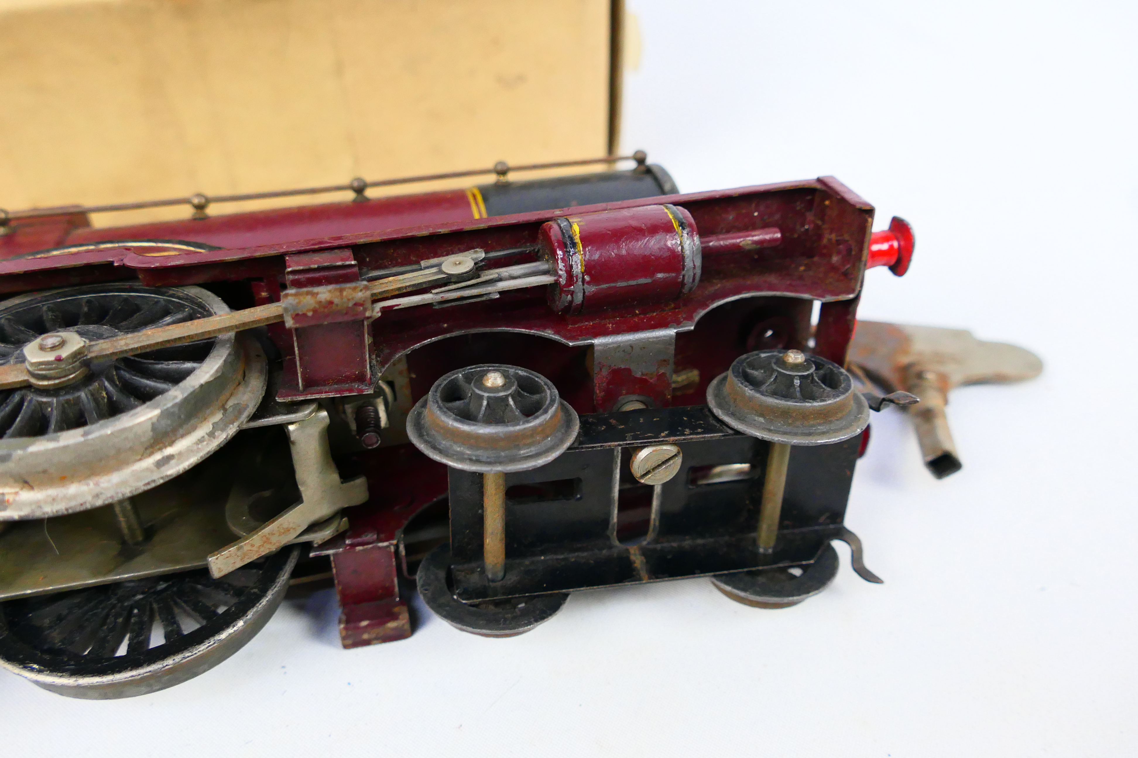 Hornby - A clockwork O gauge 4-4-0 LMS Compound locomotive and tender number 1185 # E220. - Image 5 of 8