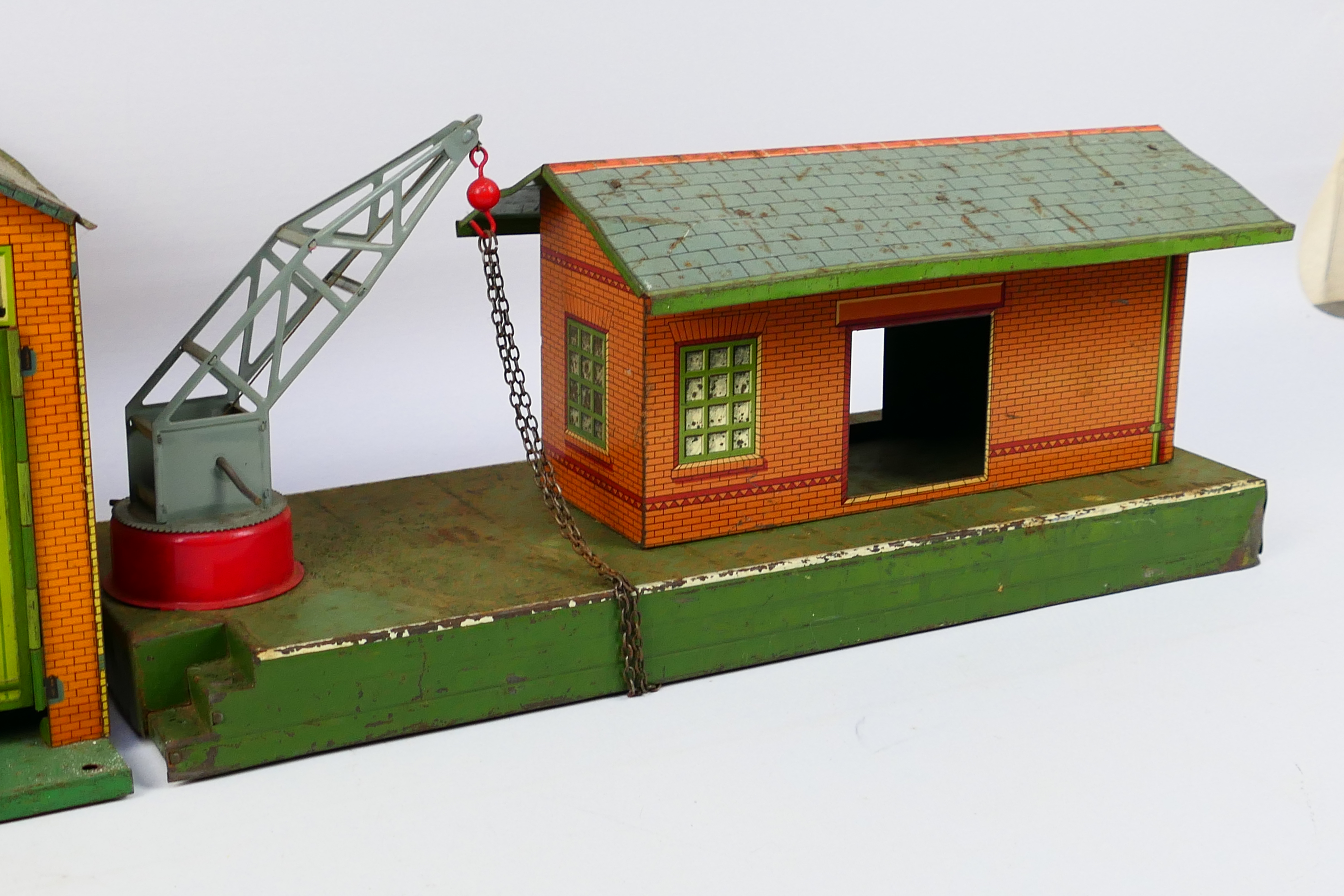 Hornby Trains - Model Railways - Tinplate - A pair of unboxed O Gauge Horny Tinplate buildings - Image 2 of 6