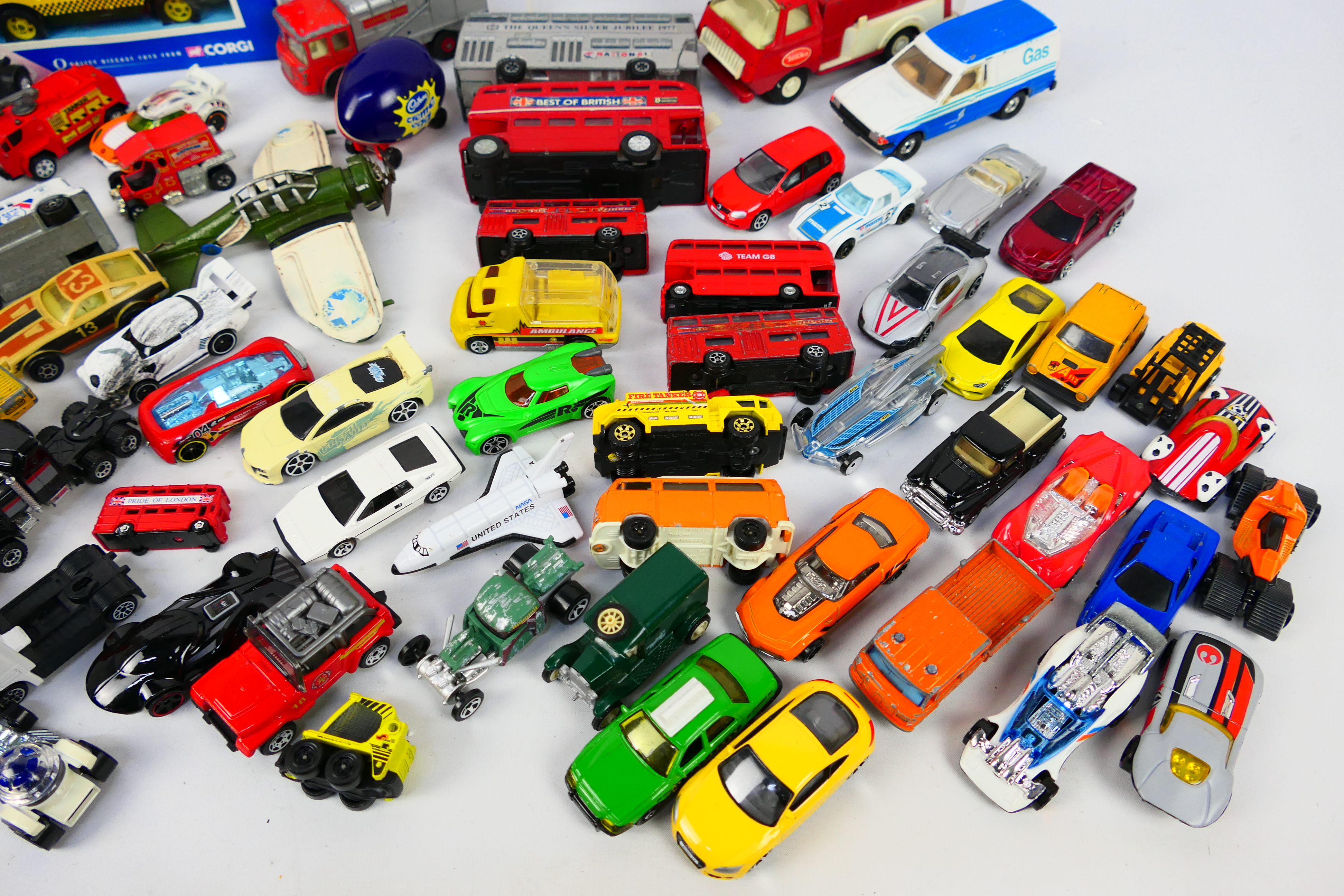 Corgi - Hot Wheels - Matchbox - Majorette - A collection of vehicles including a boxed AA Land - Image 4 of 4