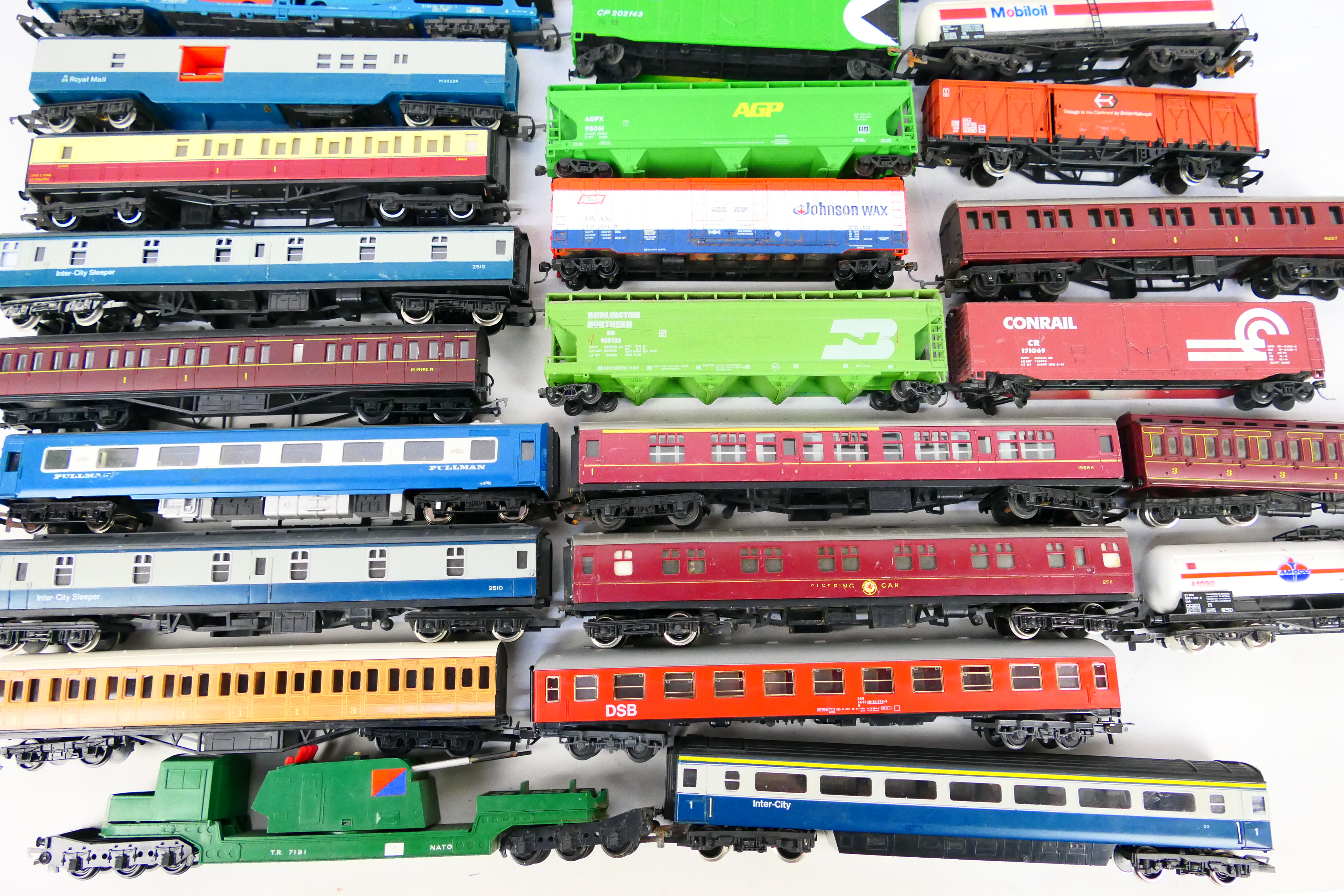 Hornby - Tri-ang - Others - 26 items of unboxed OO / HO gauge passenger and freight rolling stock. - Image 3 of 3