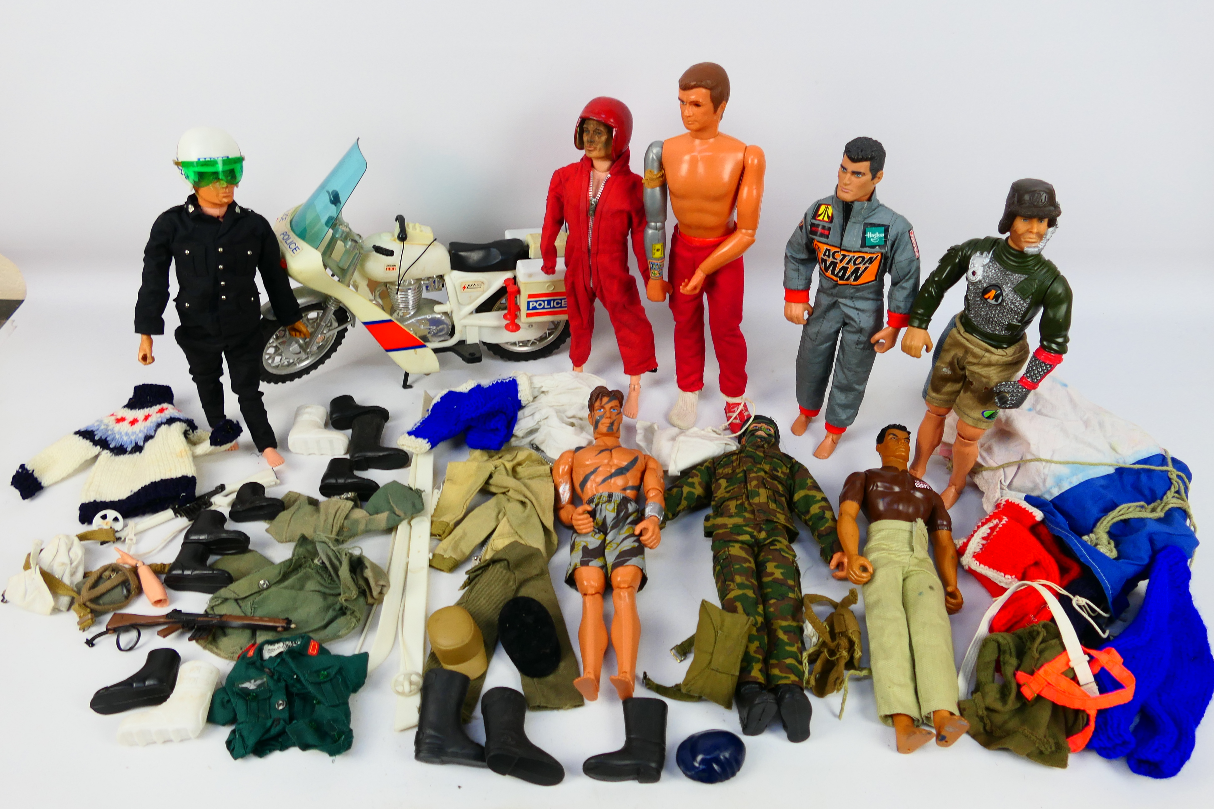 Palitoy - Hasbro - Action Man - A selection of of predominantly 90s Action men in very good