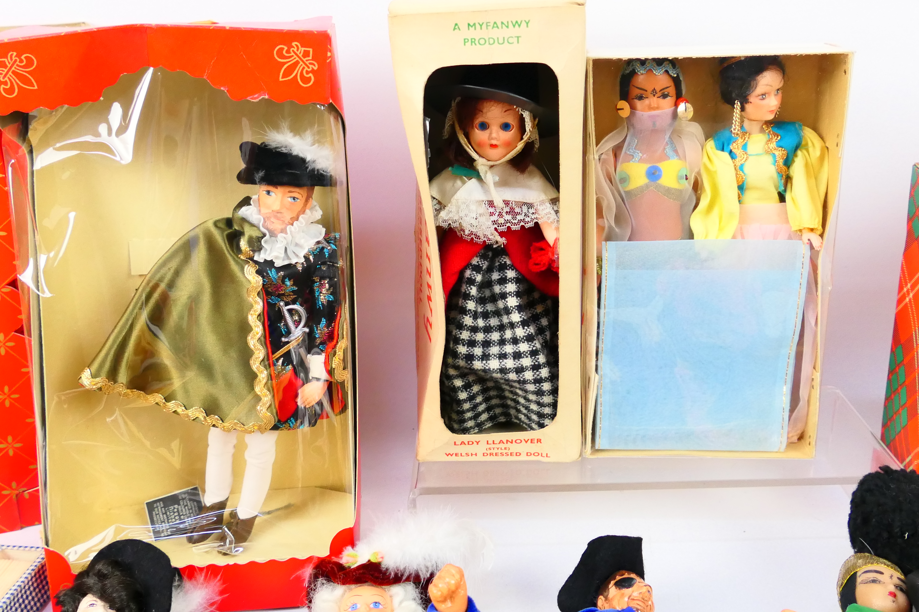 Peggy Nisbet - Myfanwy - Muster - A collection of over 15 mixed plastic dolls. - Image 6 of 6