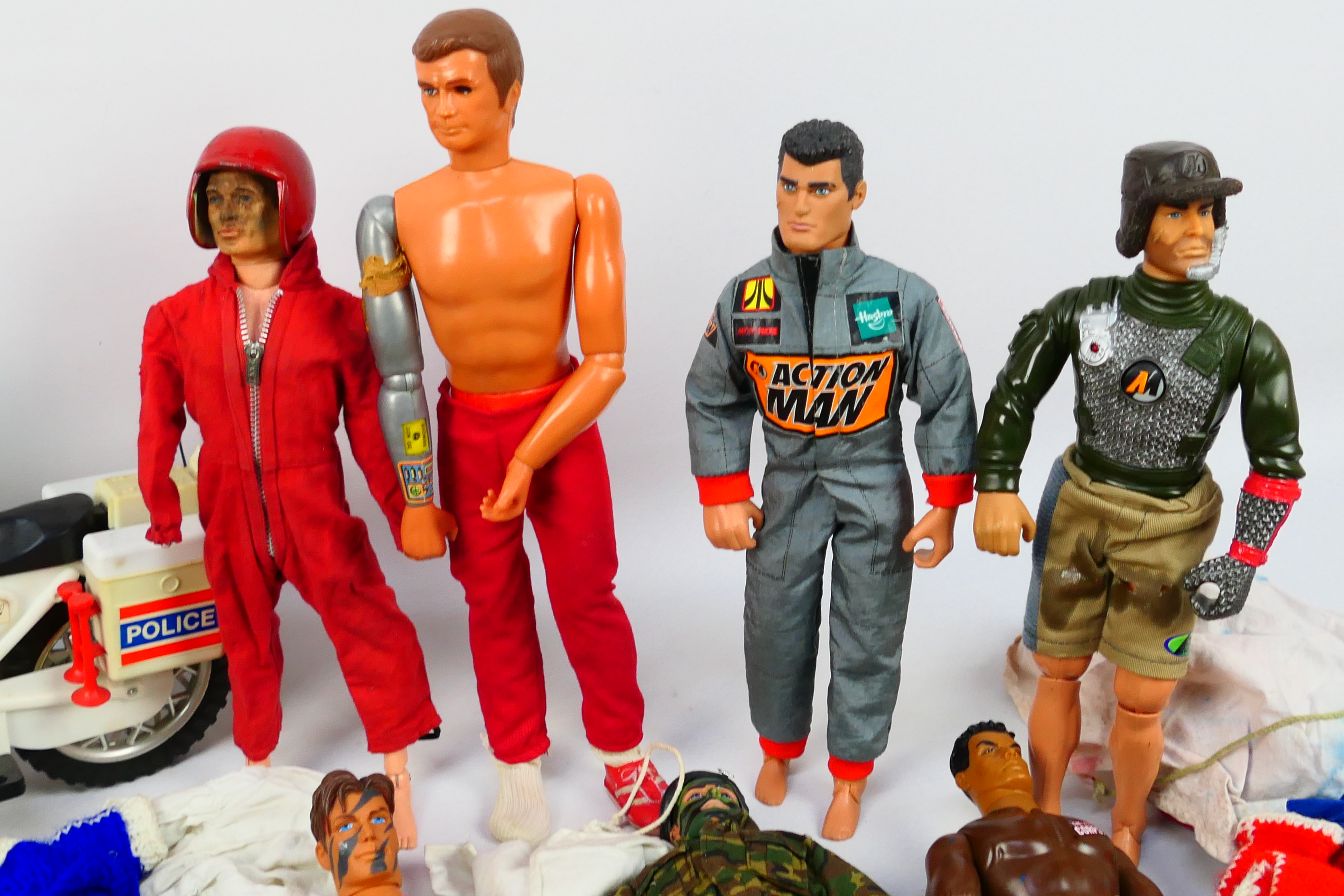 Palitoy - Hasbro - Action Man - A selection of of predominantly 90s Action men in very good - Image 3 of 7