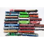 Hornby - Tri-ang - Others - 26 items of unboxed OO / HO gauge passenger and freight rolling stock.