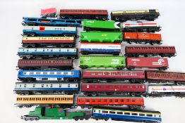 Hornby - Tri-ang - Others - 26 items of unboxed OO / HO gauge passenger and freight rolling stock.