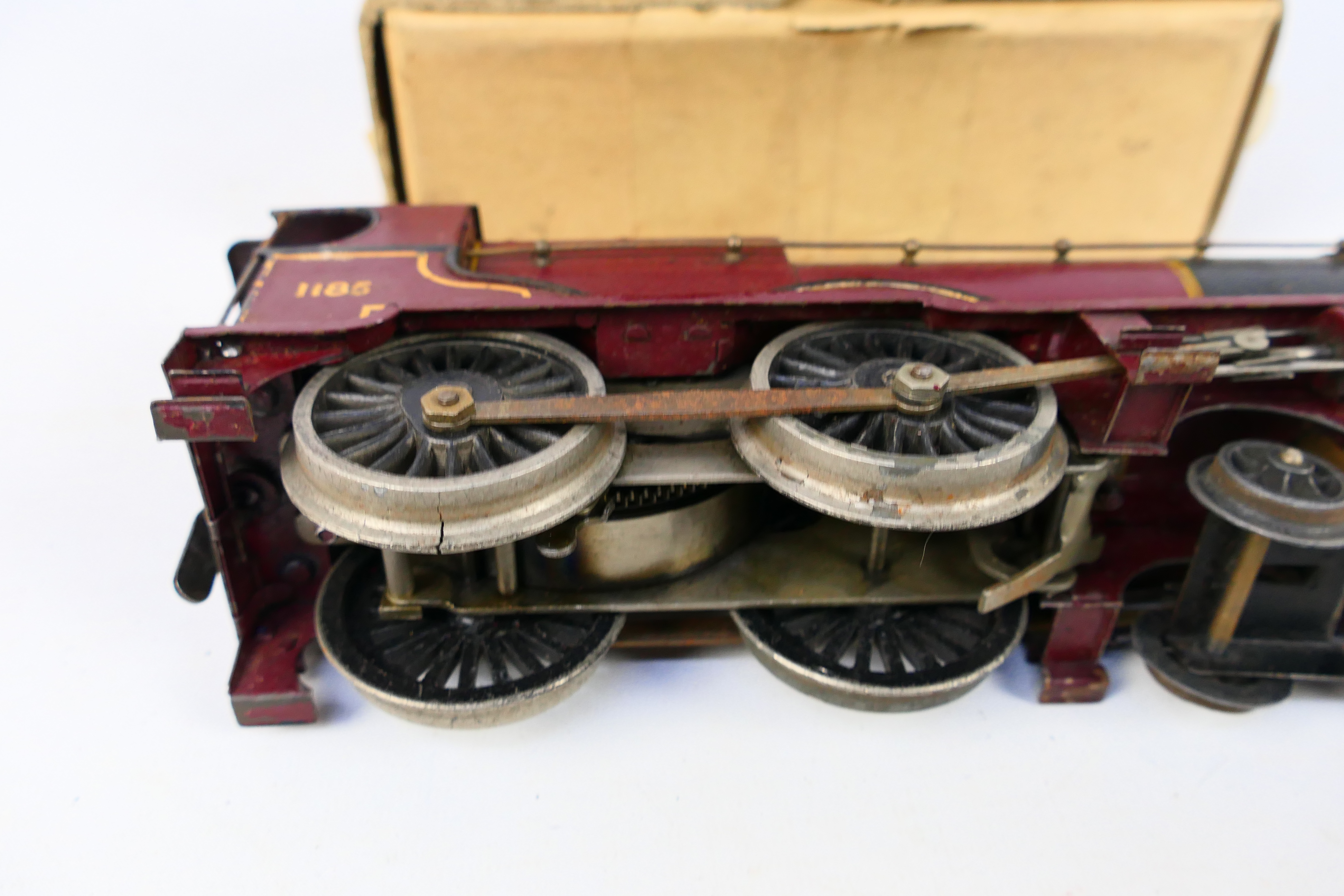Hornby - A clockwork O gauge 4-4-0 LMS Compound locomotive and tender number 1185 # E220. - Image 4 of 8